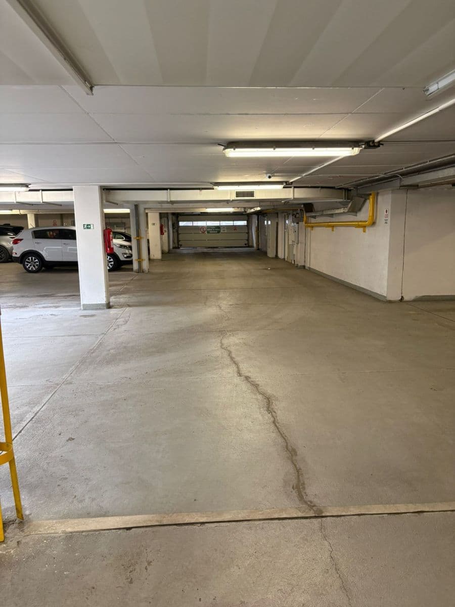 Prenájom garáže 10 m², Jeseniova, Praha, Praha Prenájom garáže 10 m², Jeseniova, Praha, Praha