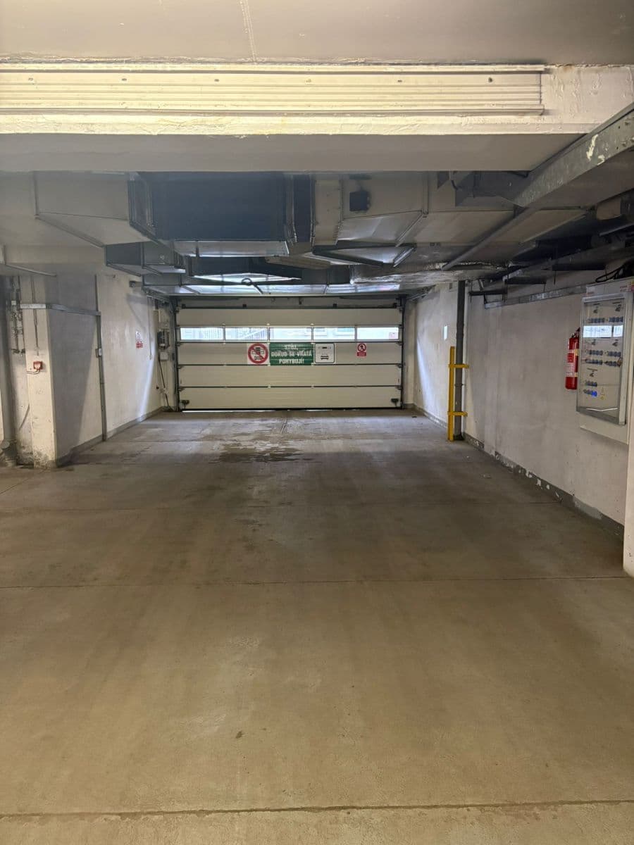 Prenájom garáže 10 m², Jeseniova, Praha, Praha Prenájom garáže 10 m², Jeseniova, Praha, Praha