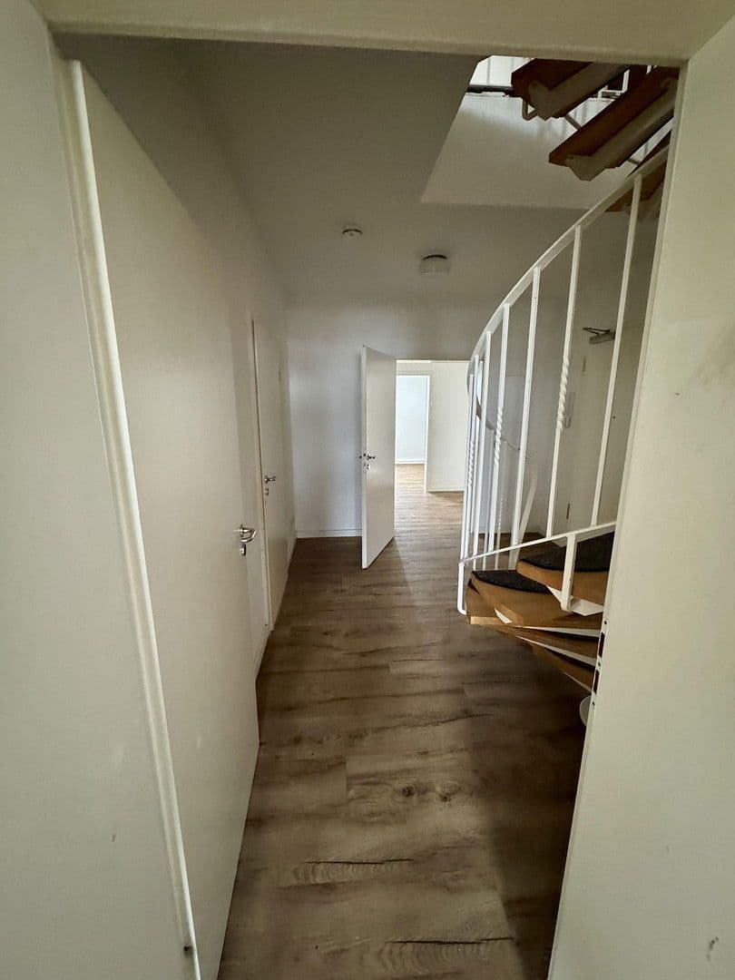 Prenájom bytu 6-izbový 145 m², Gottlaßstr. 4, Leipzig, Sasko Prenájom bytu 6-izbový 145 m², Gottlaßstr. 4, Leipzig, Sasko