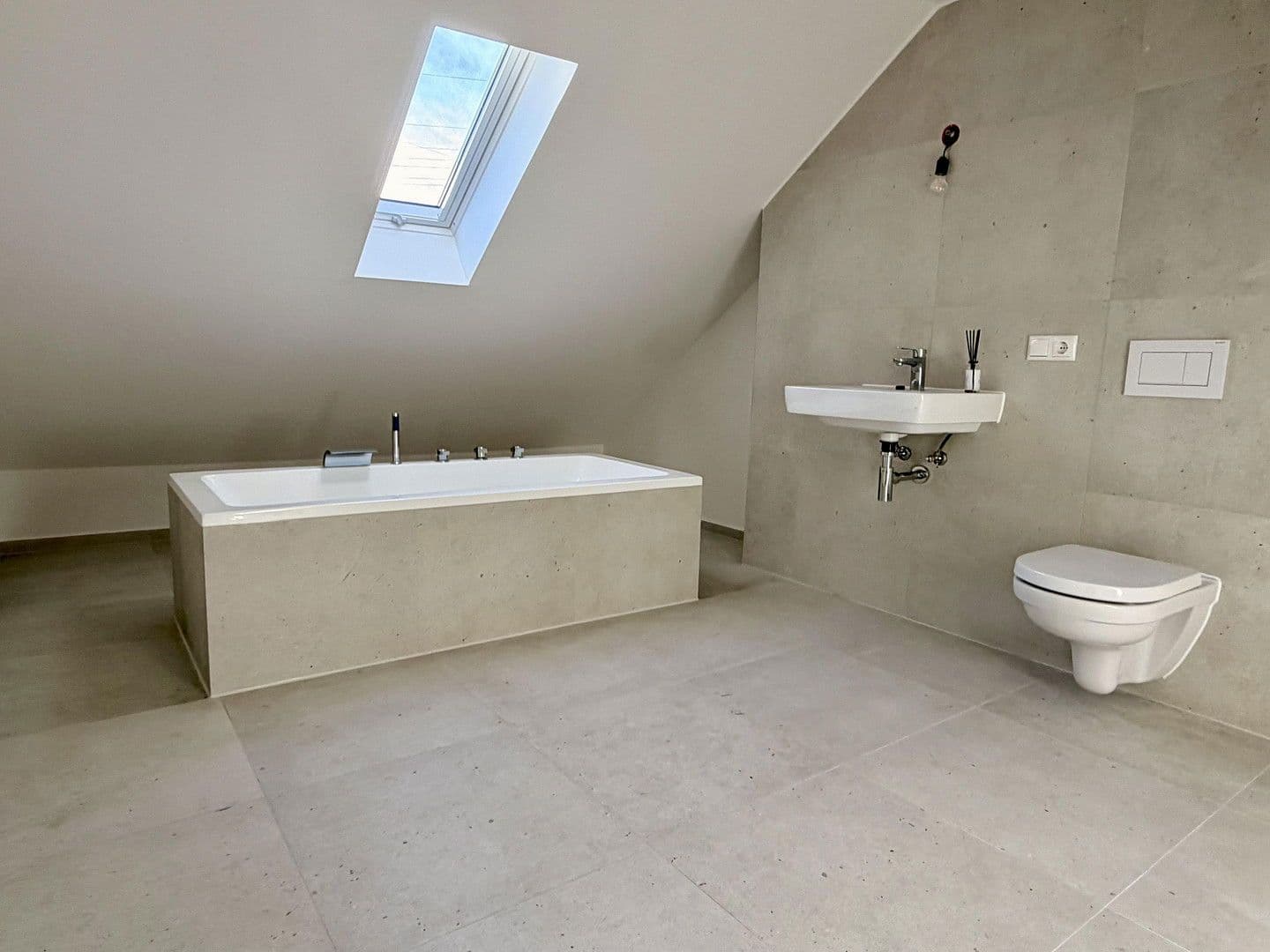 Predaj domu 152 m², pozemek 521 m², Siedlerstraße 4, Baierbrunn, Bavorsko Predaj domu 152 m², pozemek 521 m², Siedlerstraße 4, Baierbrunn, Bavorsko