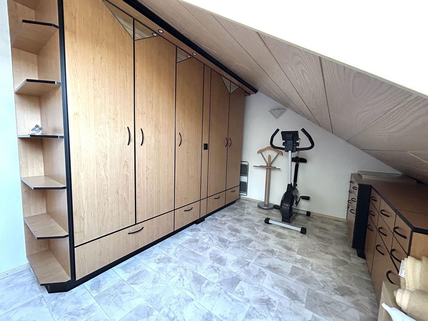 Predaj domu 250 m², pozemek 1.053 m², Ehningen, Bádensko-Wurttembersko Predaj domu 250 m², pozemek 1.053 m², Ehningen, Bádensko-Wurttembersko