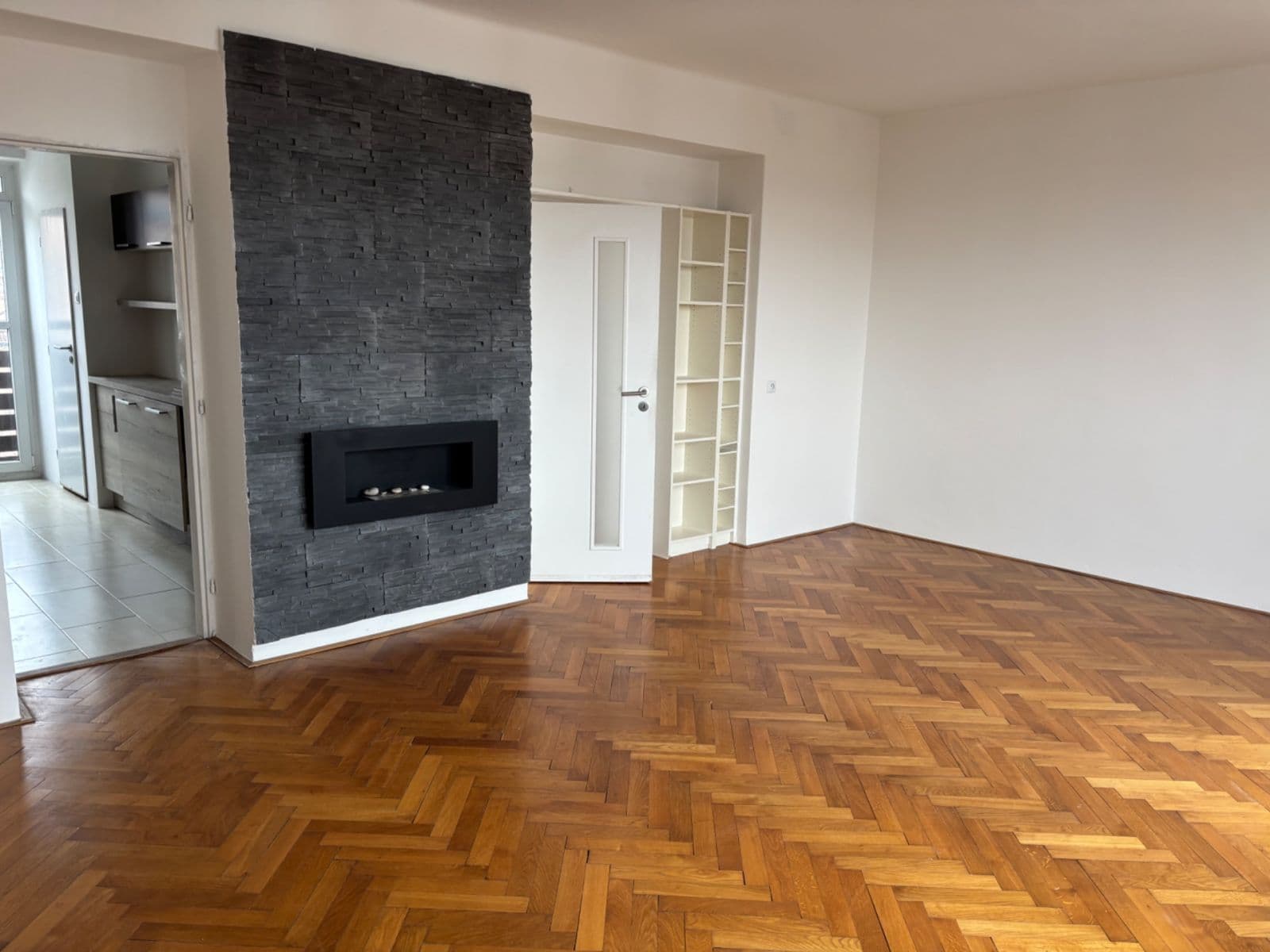 Prenájom bytu 3-izbový 77 m², Černokostelecká, Praha, Praha Prenájom bytu 3-izbový 77 m², Černokostelecká, Praha, Praha