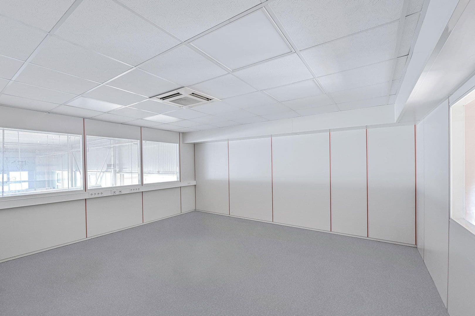 Prenájom nebytového priestoru 2.145 m², Daimlerstraße 12, Dauchingen, Bádensko-Wurttembersko Prenájom nebytového priestoru 2.145 m², Daimlerstraße 12, Dauchingen, Bádensko-Wurttembersko