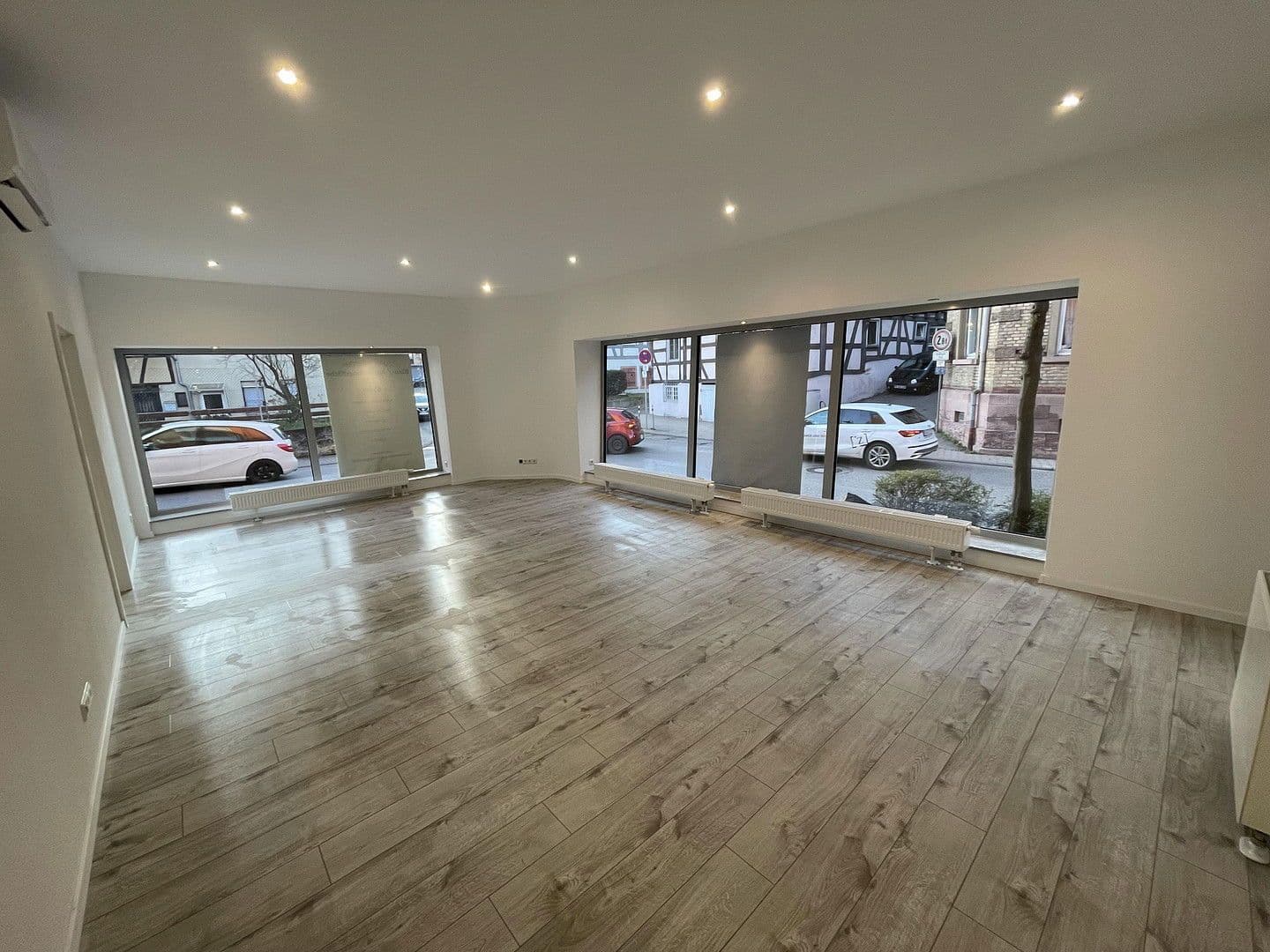 Prenájom kancelárie 80 m², Enzstraße 126, Pforzheim-Eutingen, Bádensko-Wurttembersko Prenájom kancelárie 80 m², Enzstraße 126, Pforzheim-Eutingen, Bádensko-Wurttembersko