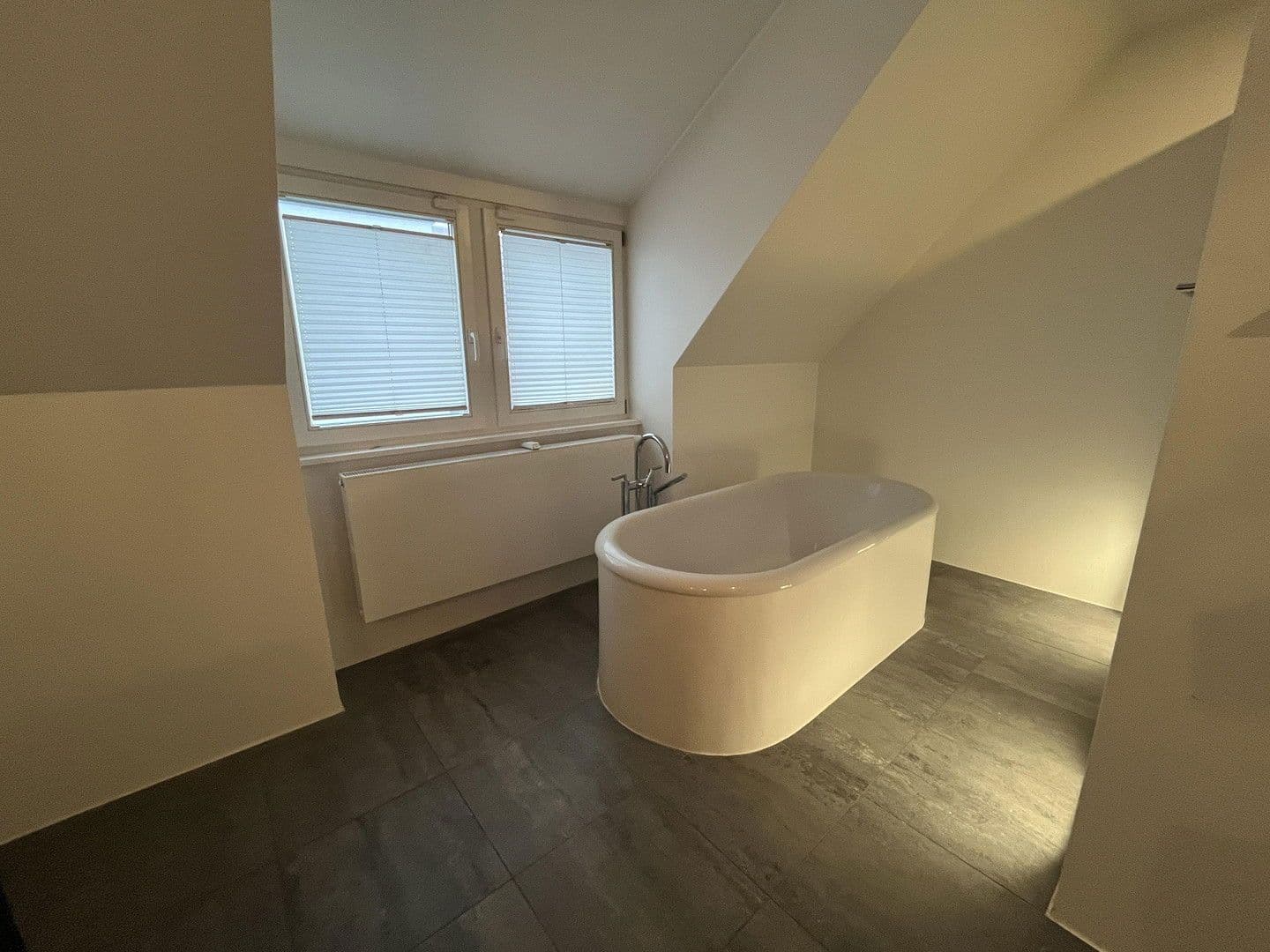 Prenájom bytu 5-izbový 284 m², Schwarzwaldstr. 17, Singen (Hohentwiel), Bádensko-Wurttembersko Prenájom bytu 5-izbový 284 m², Schwarzwaldstr. 17, Singen (Hohentwiel), Bádensko-Wurttembersko