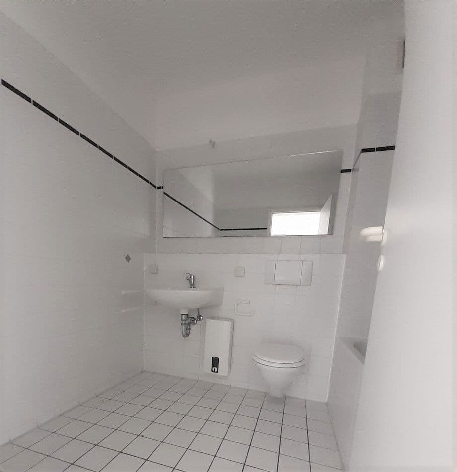 Prenájom bytu 3-izbový 90 m², Rheinbrohler Weg 30, Düsseldorf, Severné Porýnie - Westfálsko Prenájom bytu 3-izbový 90 m², Rheinbrohler Weg 30, Düsseldorf, Severné Porýnie - Westfálsko