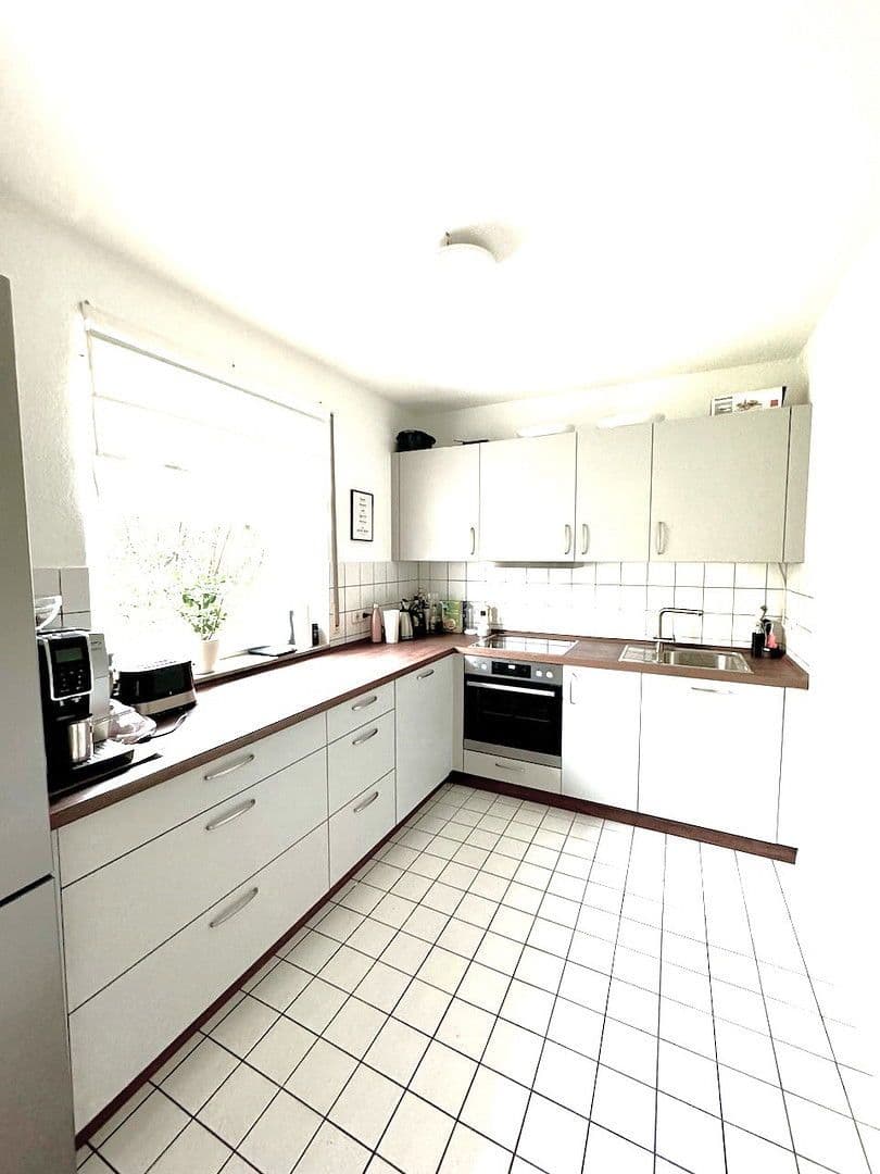 Prenájom bytu 3-izbový 90 m², Rheinbrohler Weg 30, Düsseldorf, Severné Porýnie - Westfálsko Prenájom bytu 3-izbový 90 m², Rheinbrohler Weg 30, Düsseldorf, Severné Porýnie - Westfálsko