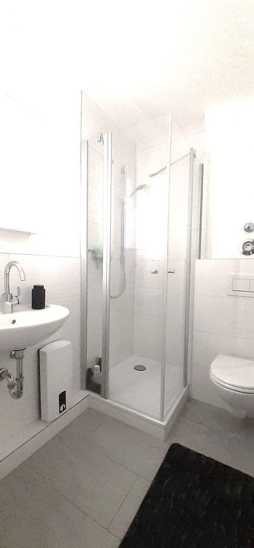 Prenájom bytu 3-izbový 90 m², Rheinbrohler Weg 30, Düsseldorf, Severné Porýnie - Westfálsko Prenájom bytu 3-izbový 90 m², Rheinbrohler Weg 30, Düsseldorf, Severné Porýnie - Westfálsko