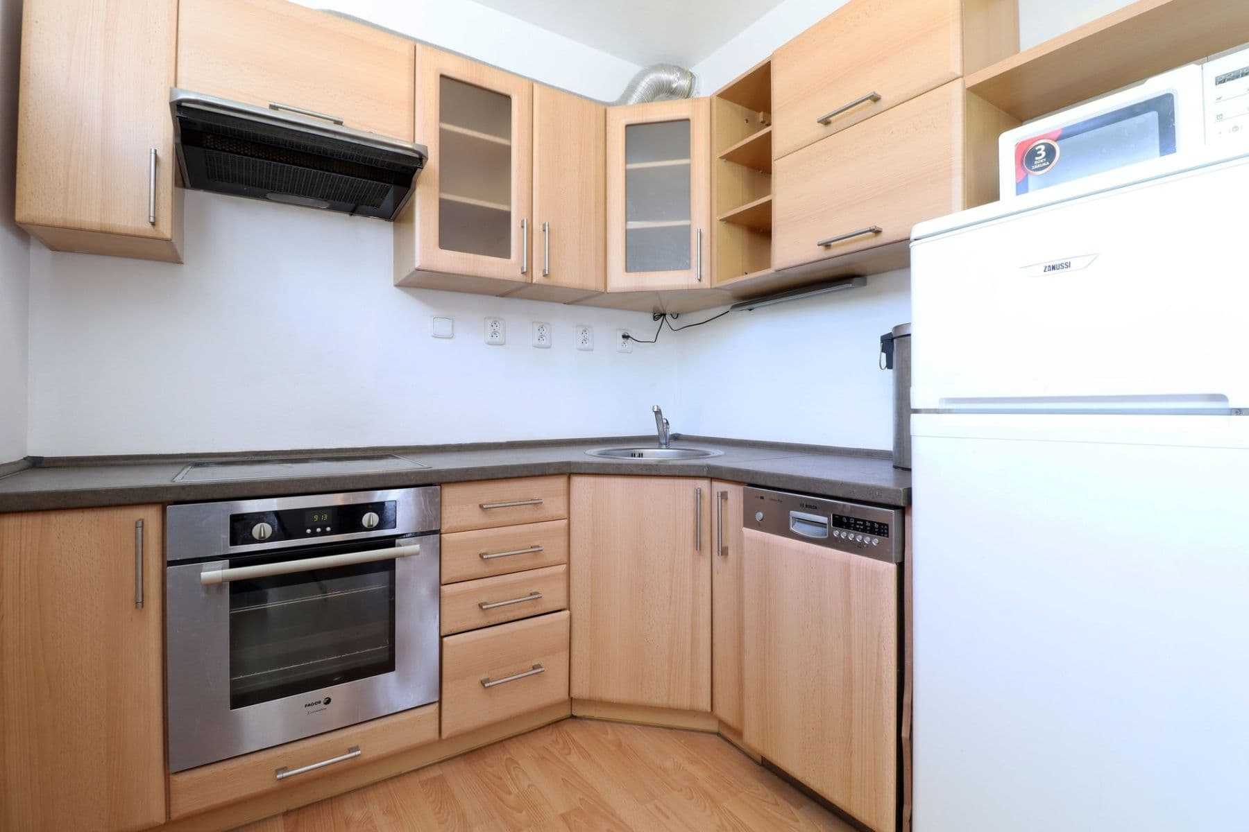 Prenájom bytu 3-izbový 76 m², Herlíkovická, Praha, Praha Prenájom bytu 3-izbový 76 m², Herlíkovická, Praha, Praha