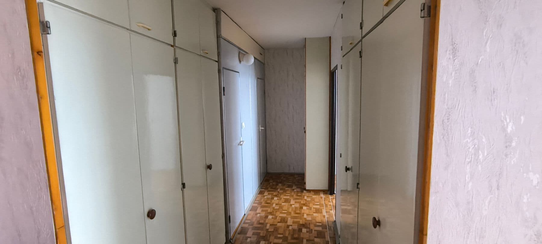 Prenájom bytu 3-izbový 82 m², nám. Republiky, Neratovice, Středočeský kraj Prenájom bytu 3-izbový 82 m², nám. Republiky, Neratovice, Středočeský kraj