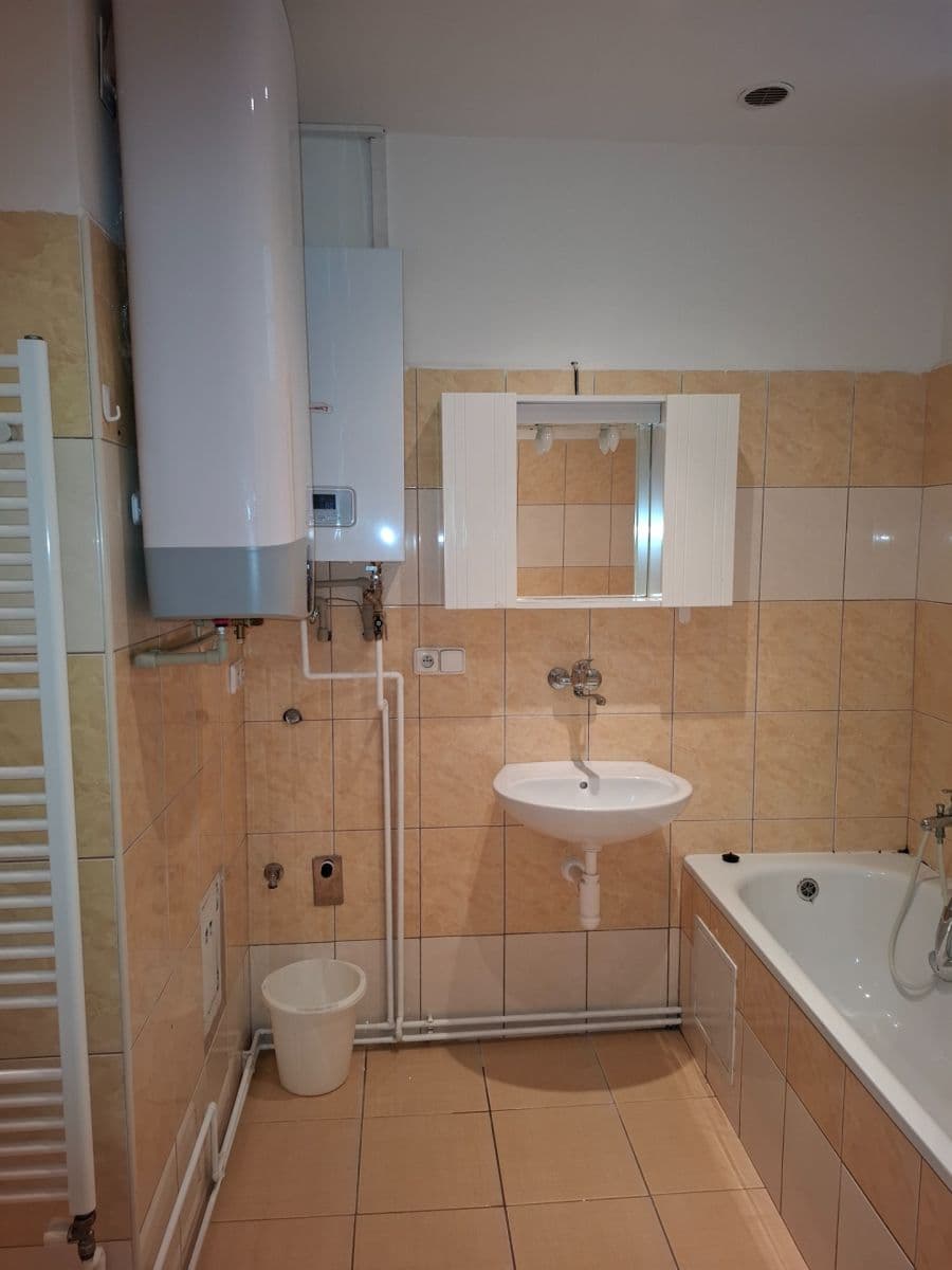 Prenájom bytu 1-izbový 39 m², Zborovské náměstí, Pardubice, Pardubický kraj Prenájom bytu 1-izbový 39 m², Zborovské náměstí, Pardubice, Pardubický kraj