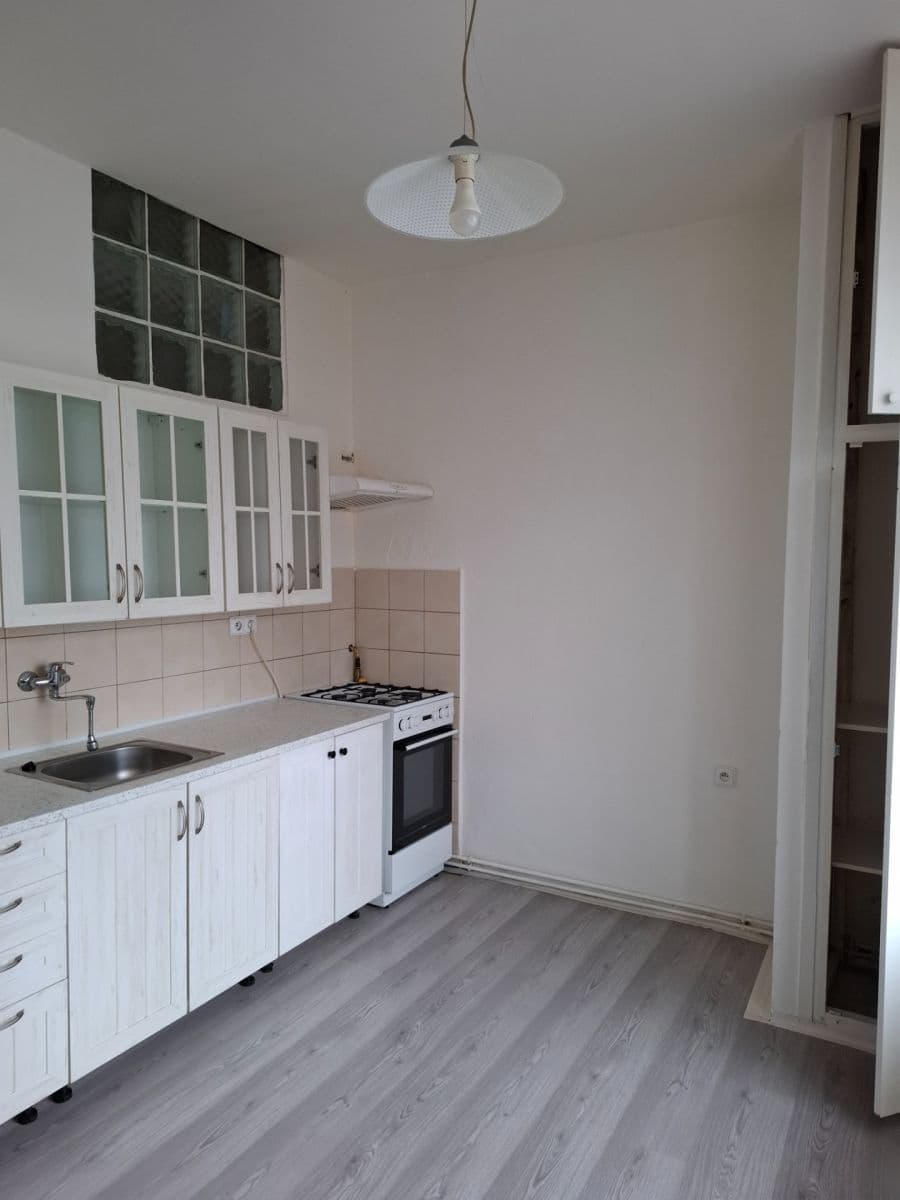 Prenájom bytu 1-izbový 39 m², Zborovské náměstí, Pardubice, Pardubický kraj Prenájom bytu 1-izbový 39 m², Zborovské náměstí, Pardubice, Pardubický kraj