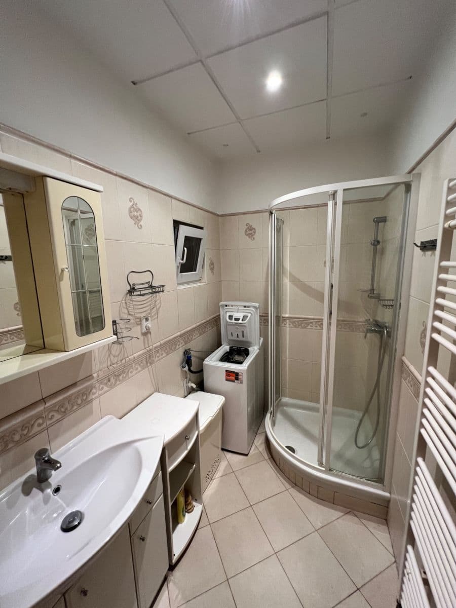 Prenájom bytu 2-izbový 50 m², Na Břehu, Praha, Praha Prenájom bytu 2-izbový 50 m², Na Břehu, Praha, Praha