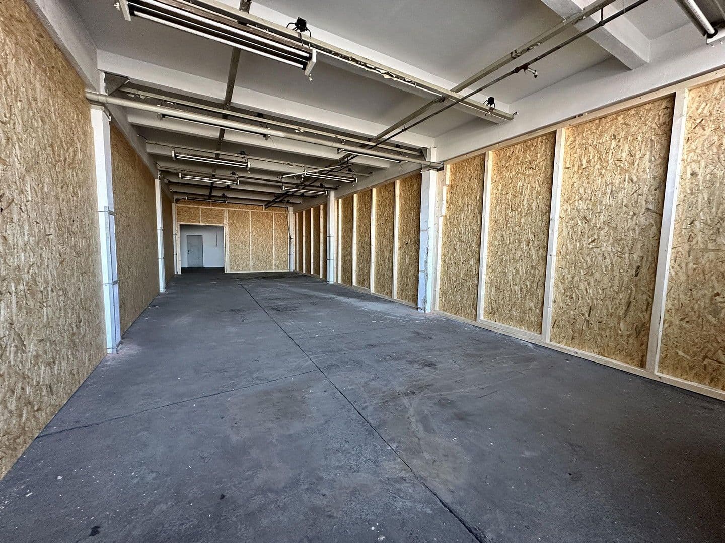 Prenájom nebytového priestoru 110 m², Meeraner Straße 16, Glauchau, Sasko Prenájom nebytového priestoru 110 m², Meeraner Straße 16, Glauchau, Sasko