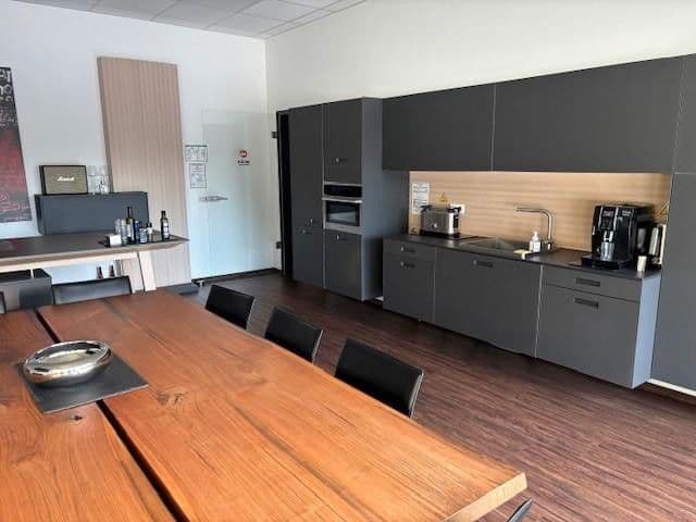 Predaj kancelárie 485 m², Bartäcker 6, Simmelsdorf, Bavorsko Predaj kancelárie 485 m², Bartäcker 6, Simmelsdorf, Bavorsko