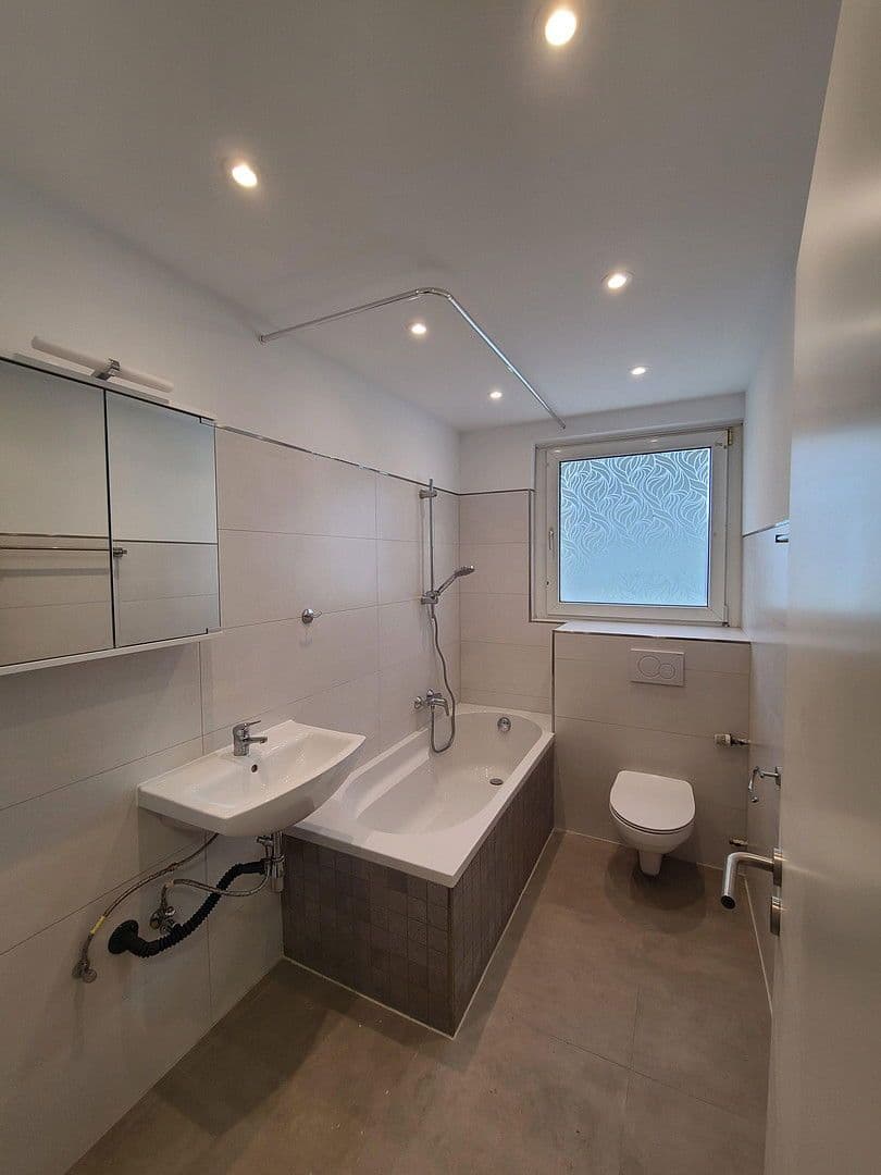 Prenájom bytu 3-izbový 106 m², Alzeyer Str. 1, Frankfurt, Hesensko Prenájom bytu 3-izbový 106 m², Alzeyer Str. 1, Frankfurt, Hesensko