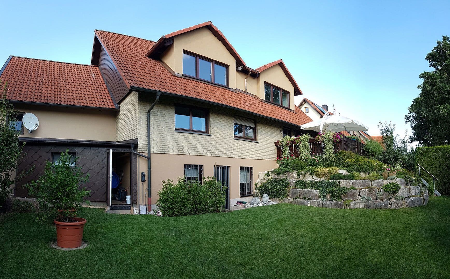 Predaj domu 200 m², pozemek 569 m², Roßtal, Bavorsko Predaj domu 200 m², pozemek 569 m², Roßtal, Bavorsko