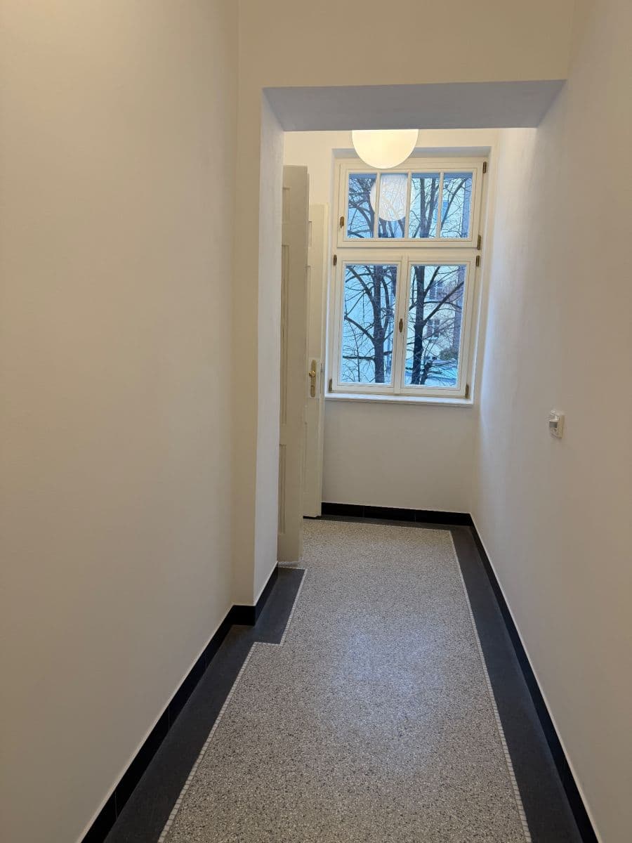 Prenájom bytu 1-izbový 30 m², 28. pluku, Praha, Praha Prenájom bytu 1-izbový 30 m², 28. pluku, Praha, Praha