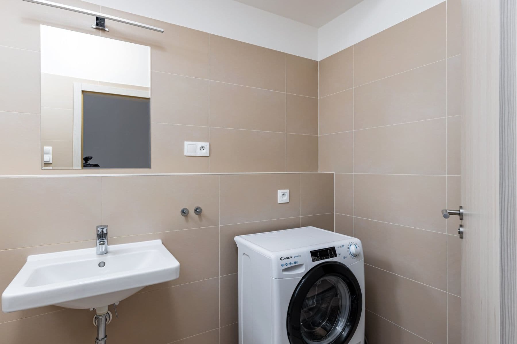 Prenájom bytu 1-izbový 28 m², Škrábkových, Praha, Praha Prenájom bytu 1-izbový 28 m², Škrábkových, Praha, Praha