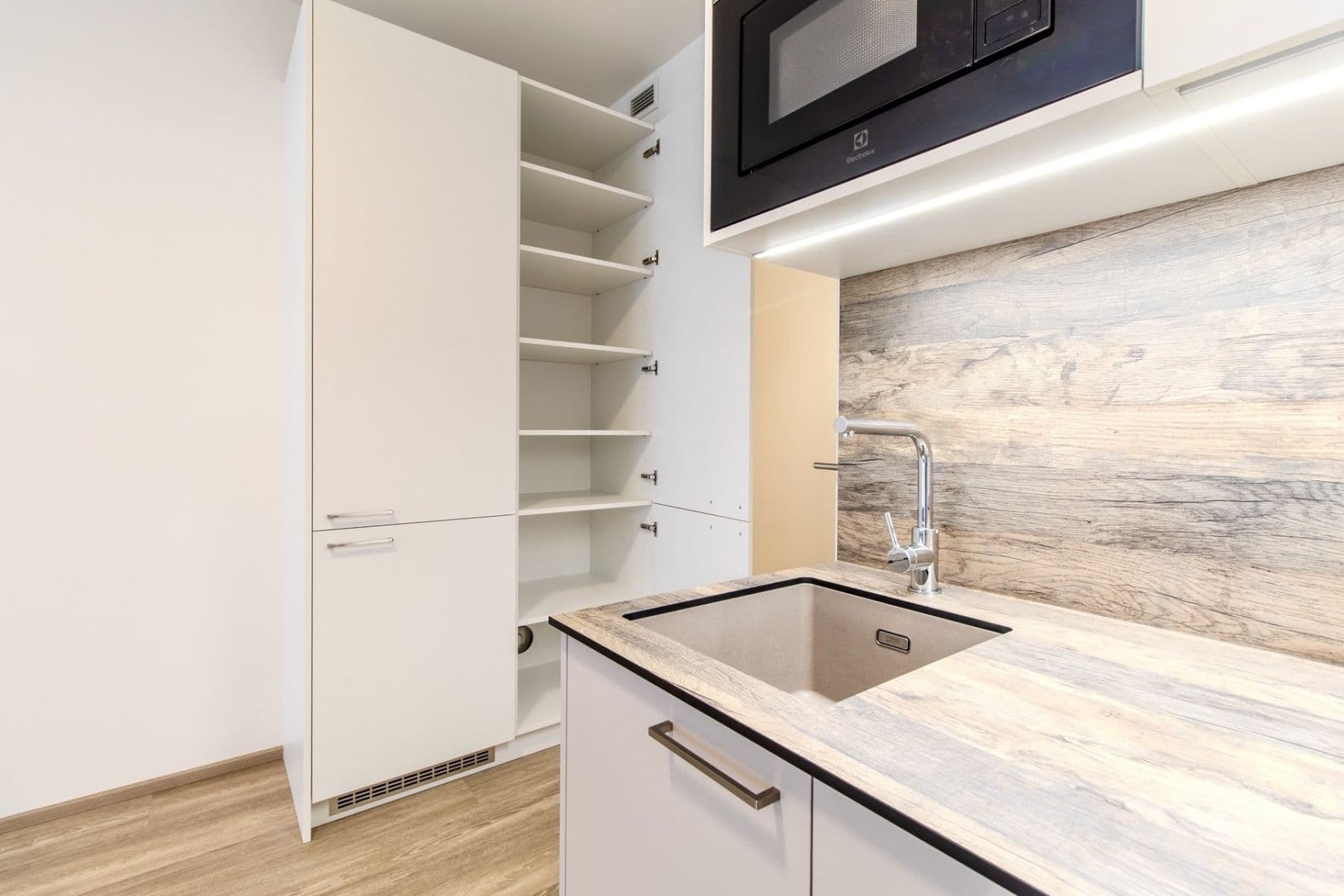 Prenájom bytu 1-izbový 32 m², Poděbradská, Praha, Praha Prenájom bytu 1-izbový 32 m², Poděbradská, Praha, Praha