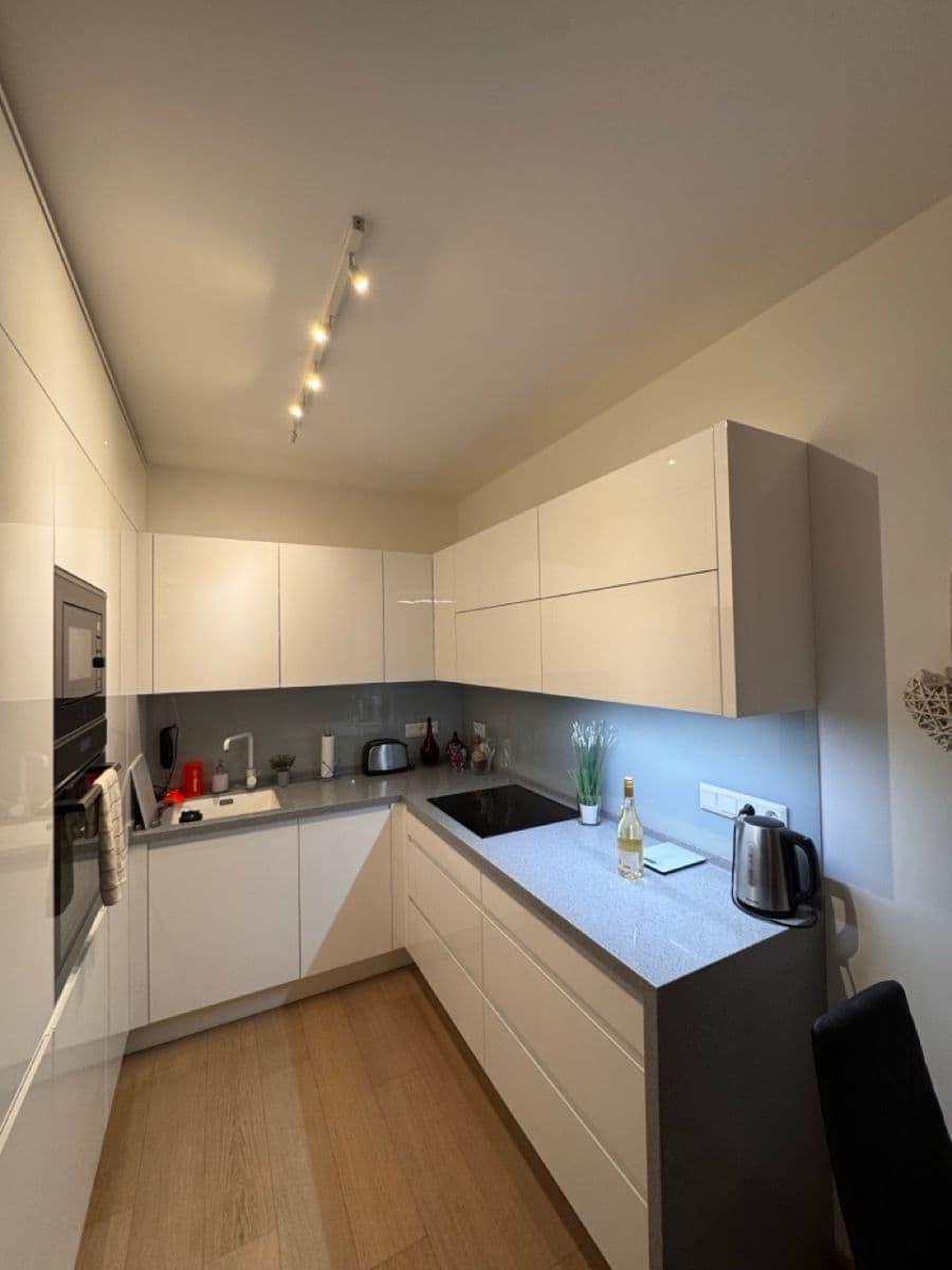 Prenájom bytu 2-izbový 58 m², Michelangelova, Praha, Praha Prenájom bytu 2-izbový 58 m², Michelangelova, Praha, Praha