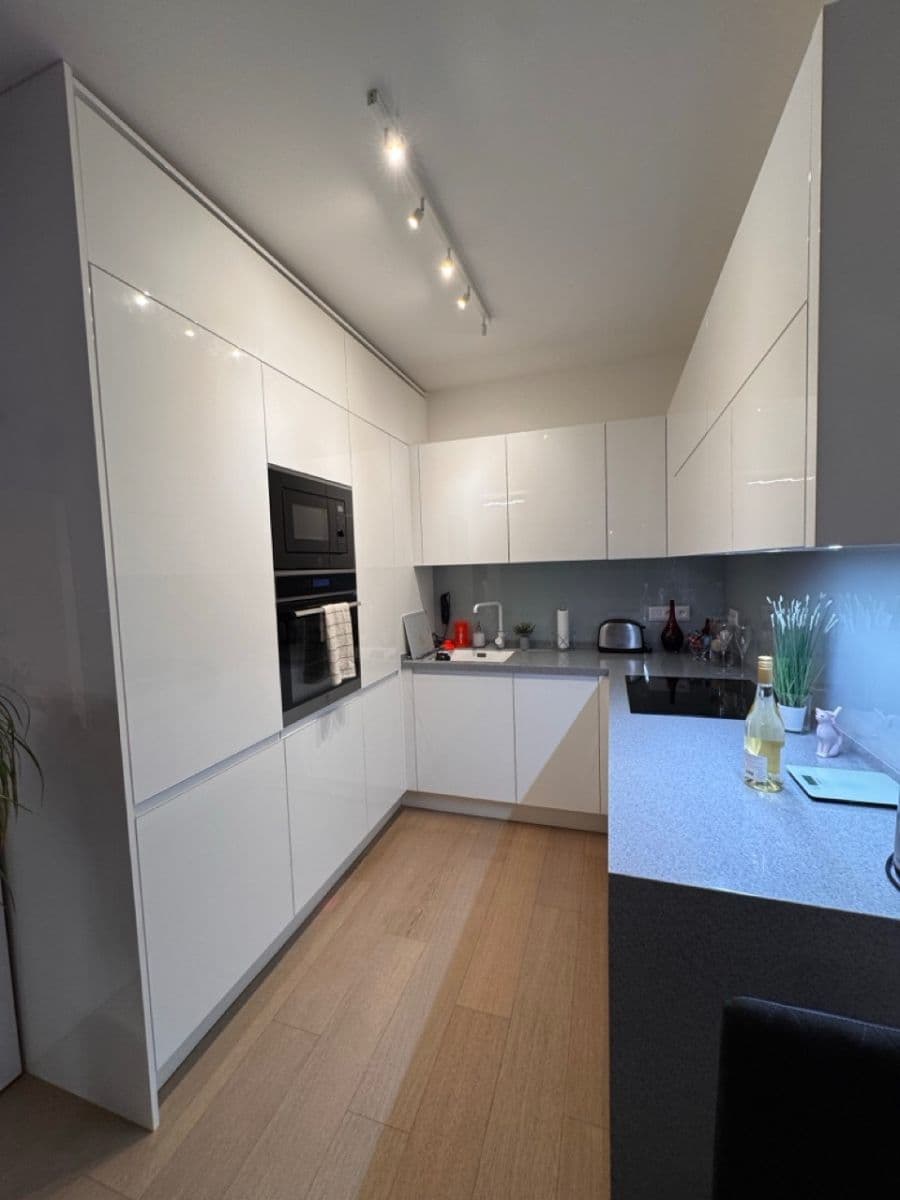 Prenájom bytu 2-izbový 58 m², Michelangelova, Praha, Praha Prenájom bytu 2-izbový 58 m², Michelangelova, Praha, Praha