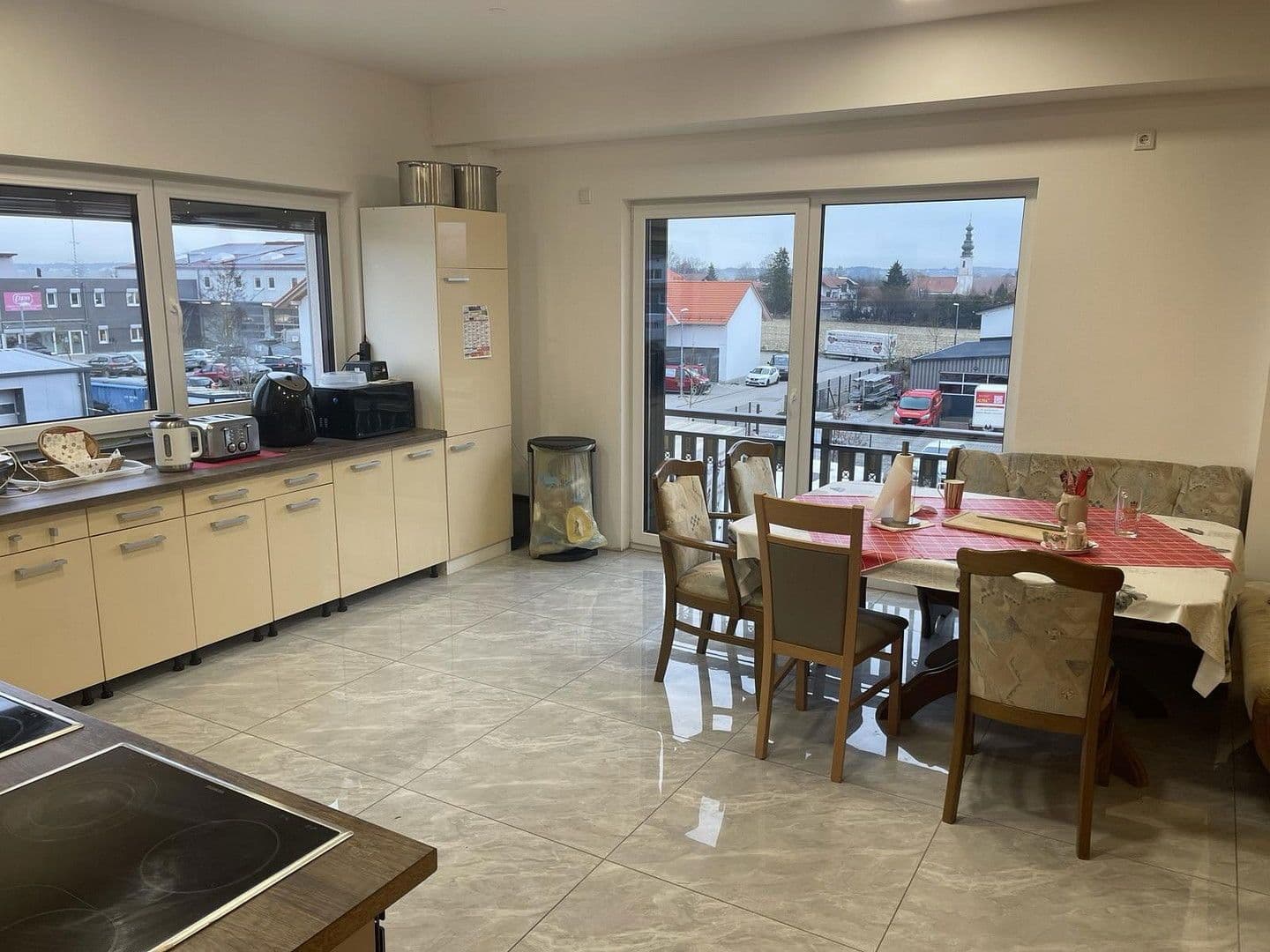 Prenájom nebytového priestoru 1.280 m², Pastetten, Bavorsko Prenájom nebytového priestoru 1.280 m², Pastetten, Bavorsko