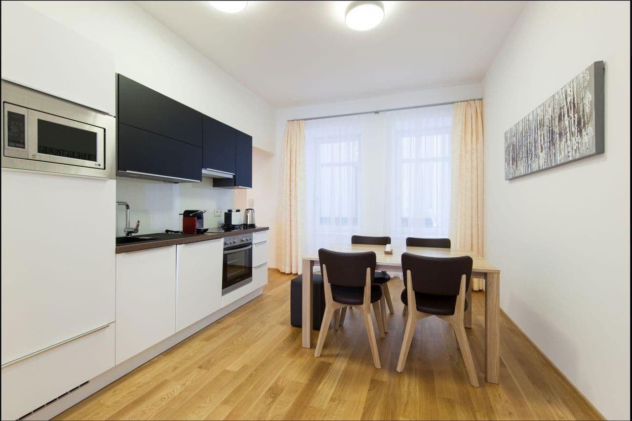 Prenájom bytu 2-izbový 70 m², Pflügerstraße, Berlin, Berlín Prenájom bytu 2-izbový 70 m², Pflügerstraße, Berlin, Berlín