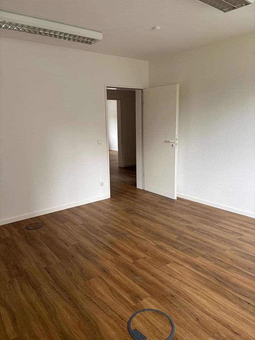 Prenájom kancelárie 89 m², Heinrich-Mann-Straße 13, Schwerin, Meklenbursko-Predpomoransko Prenájom kancelárie 89 m², Heinrich-Mann-Straße 13, Schwerin, Meklenbursko-Predpomoransko