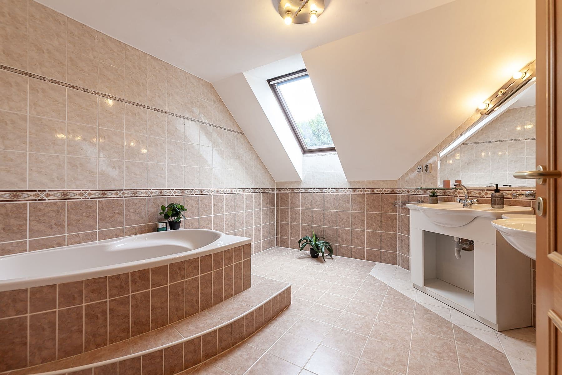 Predaj domu 152 m², pozemek 3.220 m², Na Červeném Hrádku, Sedlčany, Středočeský kraj Predaj domu 152 m², pozemek 3.220 m², Na Červeném Hrádku, Sedlčany, Středočeský kraj