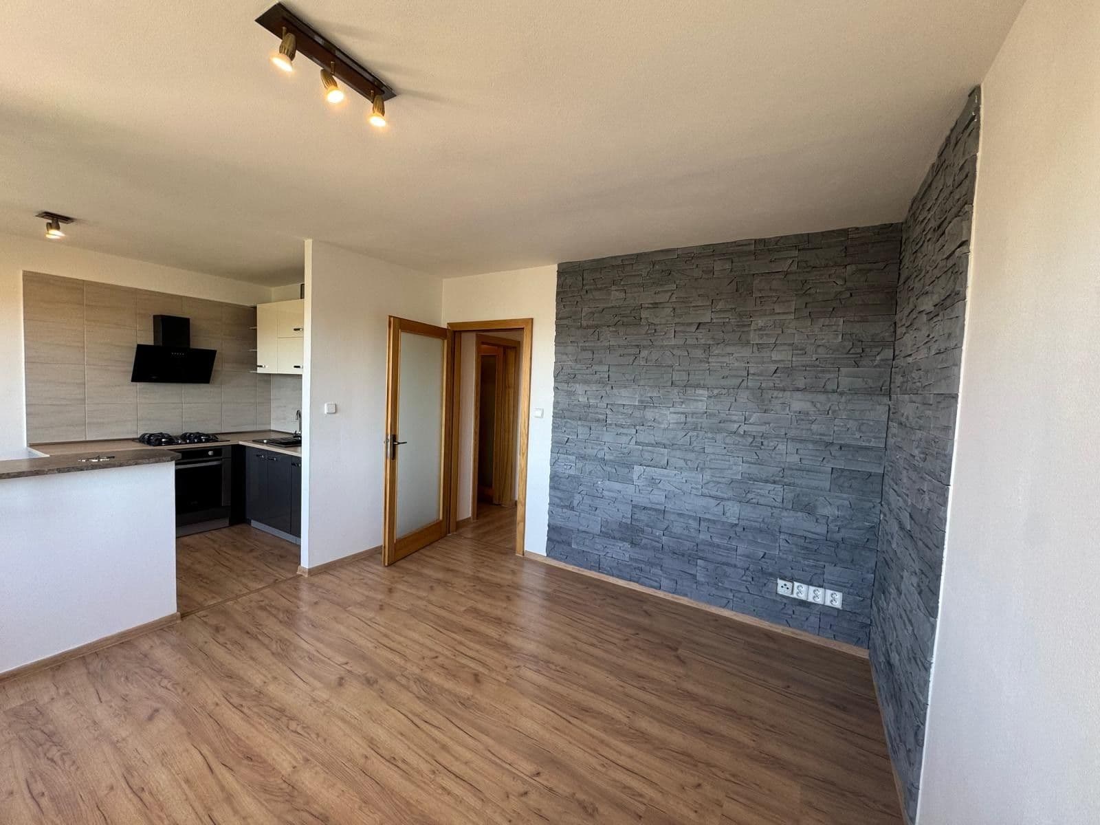 Prenájom bytu 1-izbový 29 m², Jaroslava Lohrera, Frýdek-Místek, Moravskoslezský kraj Prenájom bytu 1-izbový 29 m², Jaroslava Lohrera, Frýdek-Místek, Moravskoslezský kraj