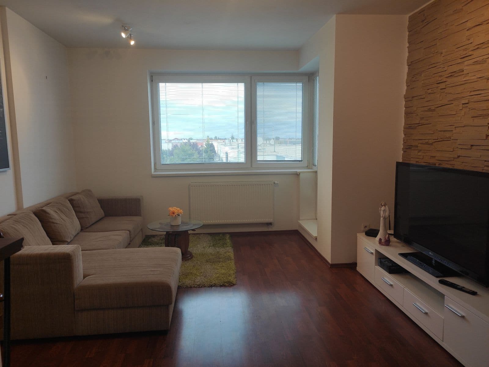 Prenájom bytu 2-izbový 55 m², Kvetná, Rovinka, Bratislavský kraj Prenájom bytu 2-izbový 55 m², Kvetná, Rovinka, Bratislavský kraj