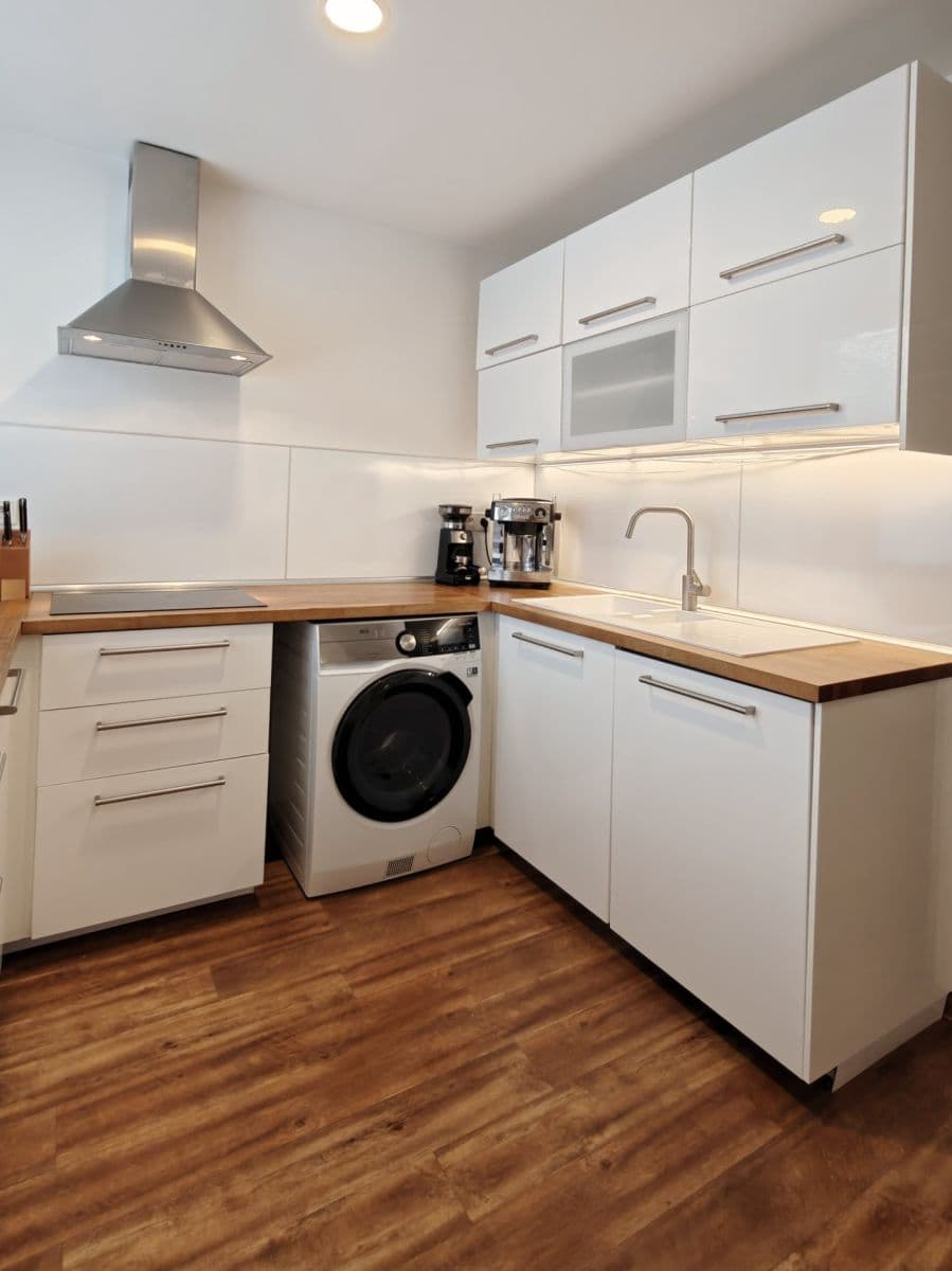 Prenájom bytu 1-izbový 32 m², Jabloňová, Praha, Praha Prenájom bytu 1-izbový 32 m², Jabloňová, Praha, Praha