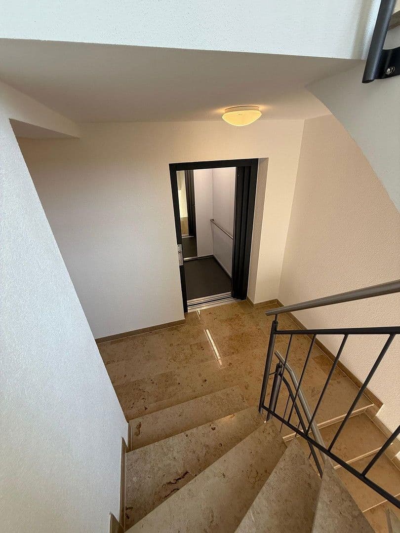 Prenájom bytu 5-izbový 150 m², Nürtingen, Bádensko-Wurttembersko Prenájom bytu 5-izbový 150 m², Nürtingen, Bádensko-Wurttembersko