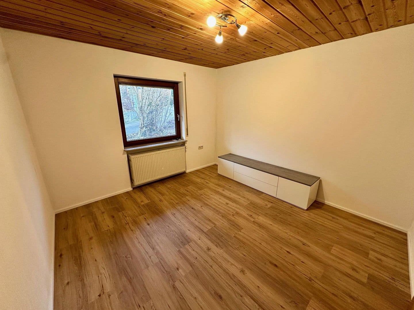 Prenájom bytu 3-izbový 150 m², Aichtal, Bádensko-Wurttembersko Prenájom bytu 3-izbový 150 m², Aichtal, Bádensko-Wurttembersko