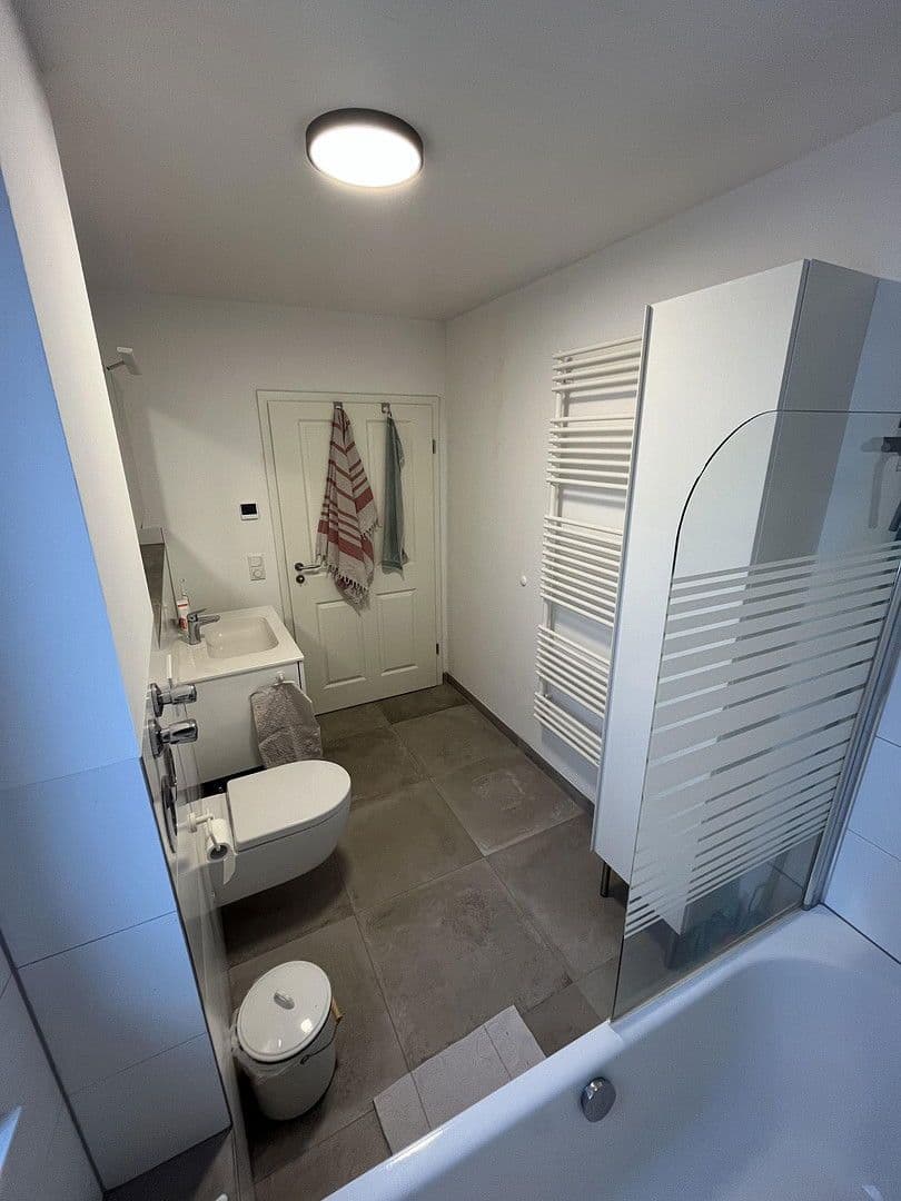 Prenájom bytu 3-izbový 86 m², Frankfurt am Main, Hesensko Prenájom bytu 3-izbový 86 m², Frankfurt am Main, Hesensko