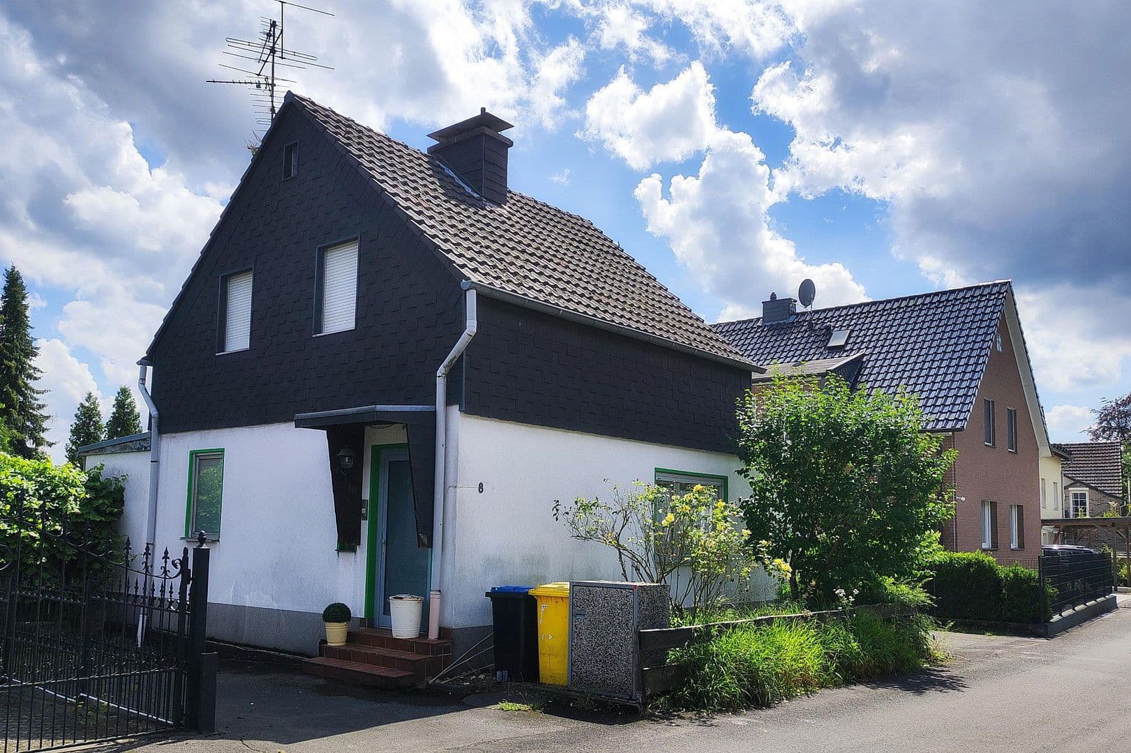 Predaj domu 147 m², pozemek 410 m², Fliederweg 8, Solingen, Severné Porýnie - Westfálsko Predaj domu 147 m², pozemek 410 m², Fliederweg 8, Solingen, Severné Porýnie - Westfálsko