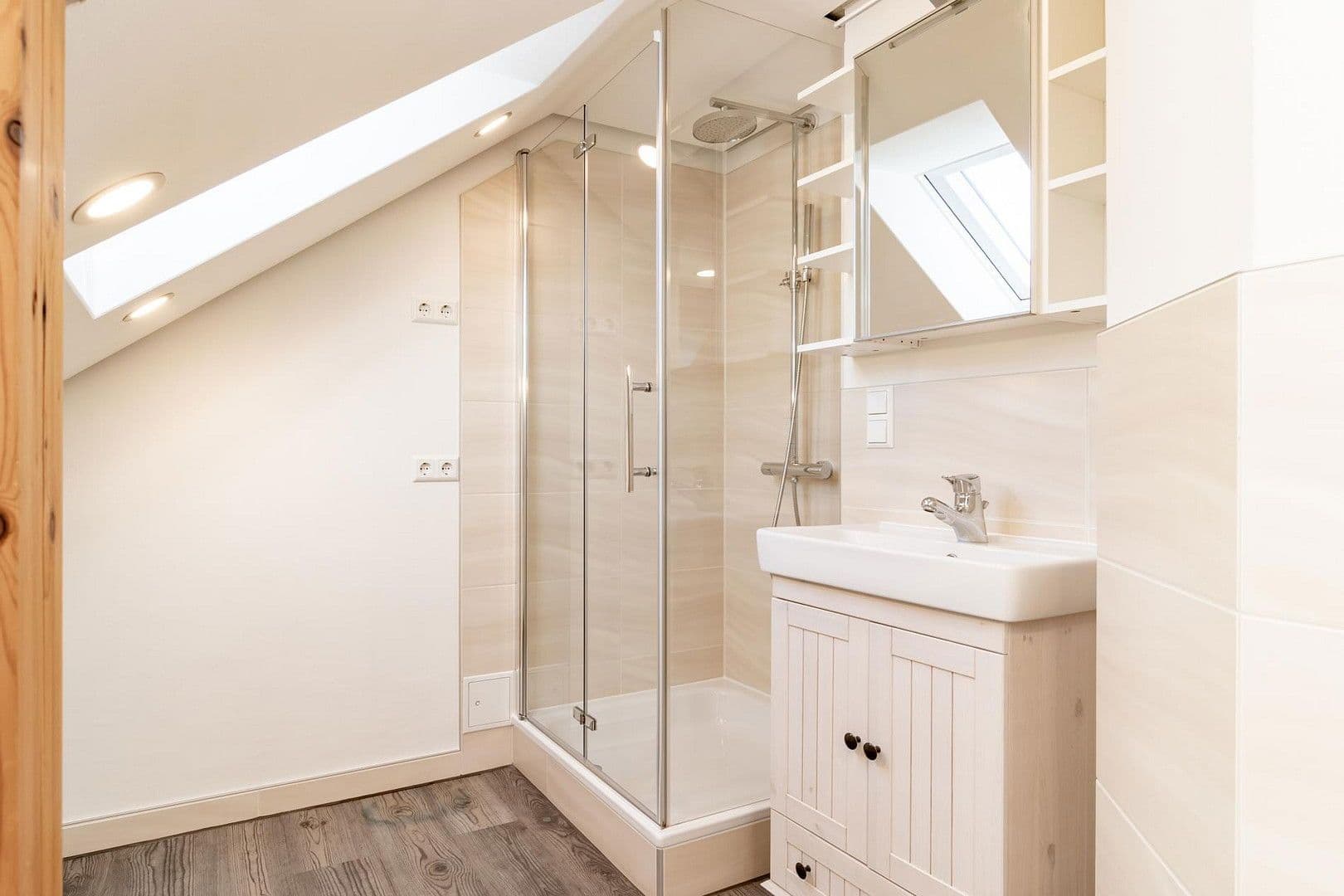 Prenájom bytu 4-izbový 88 m², Altenstrasse 70, Annweiler am Trifels, Porýnie-Falcko Prenájom bytu 4-izbový 88 m², Altenstrasse 70, Annweiler am Trifels, Porýnie-Falcko