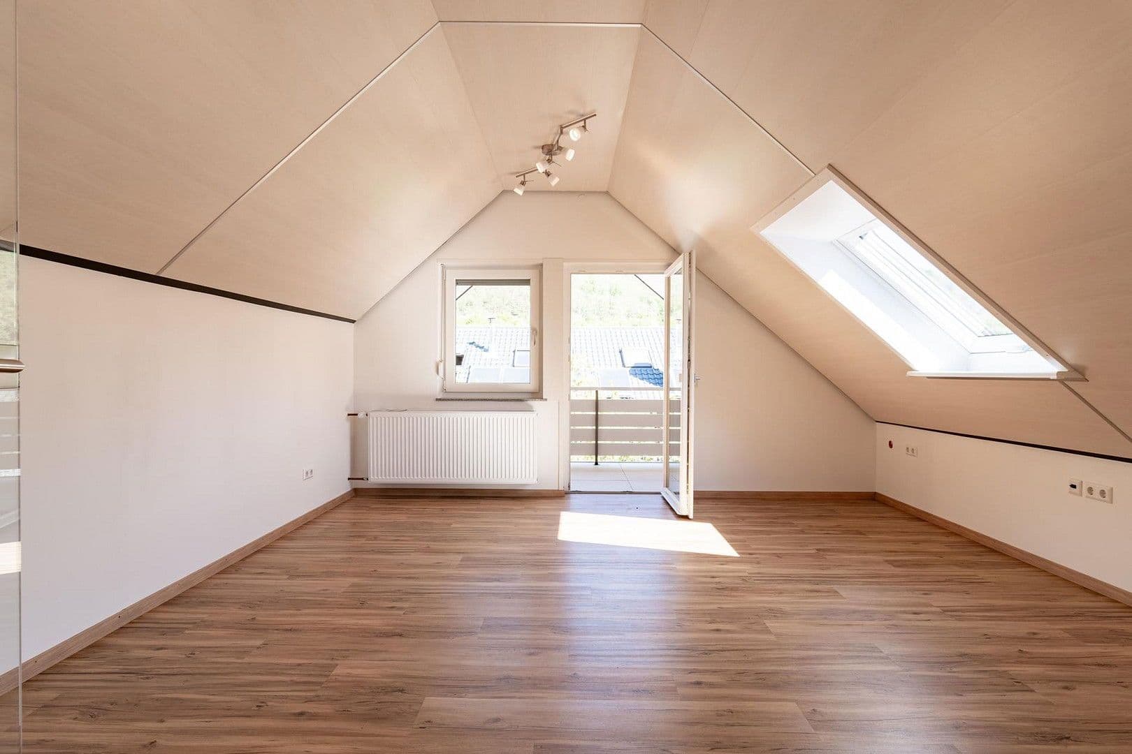 Prenájom bytu 4-izbový 88 m², Altenstrasse 70, Annweiler am Trifels, Porýnie-Falcko Prenájom bytu 4-izbový 88 m², Altenstrasse 70, Annweiler am Trifels, Porýnie-Falcko