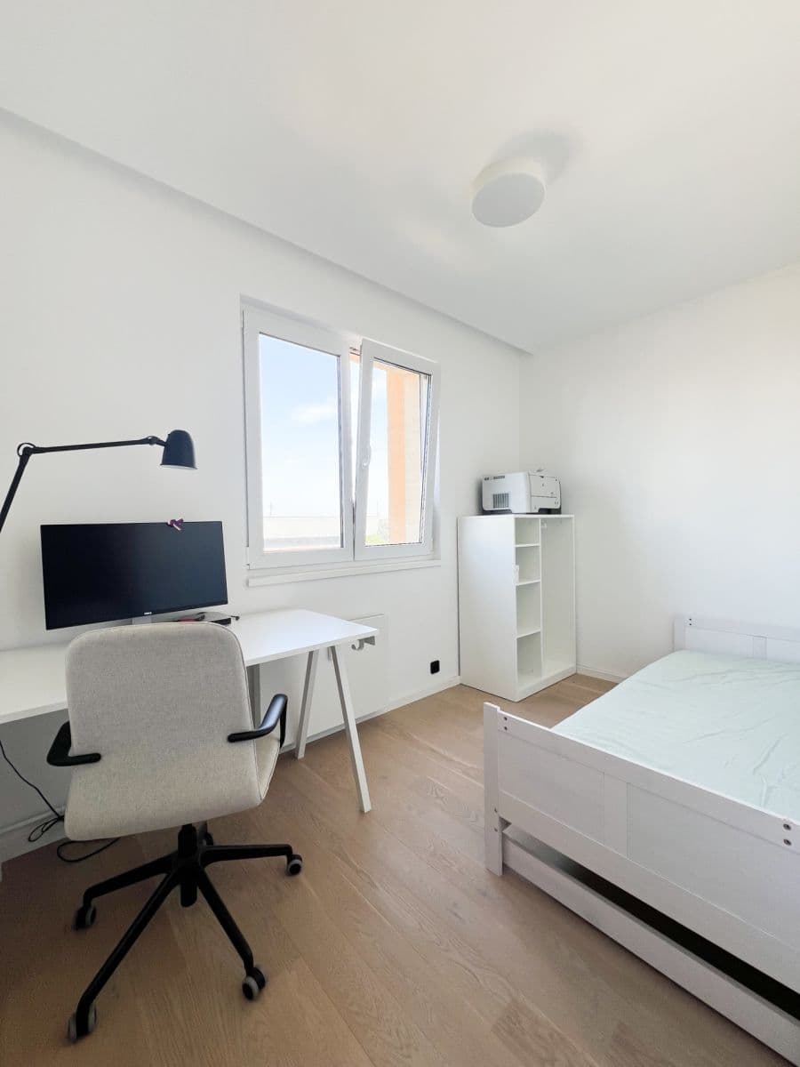 Prenájom bytu 3-izbový 55 m², Angolská, Praha, Praha Prenájom bytu 3-izbový 55 m², Angolská, Praha, Praha