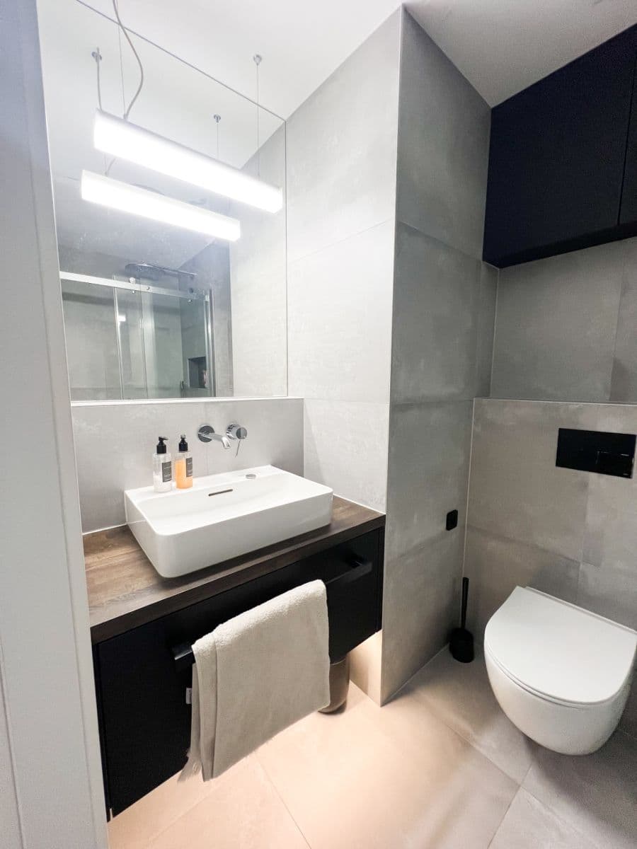 Prenájom bytu 3-izbový 55 m², Angolská, Praha, Praha Prenájom bytu 3-izbový 55 m², Angolská, Praha, Praha