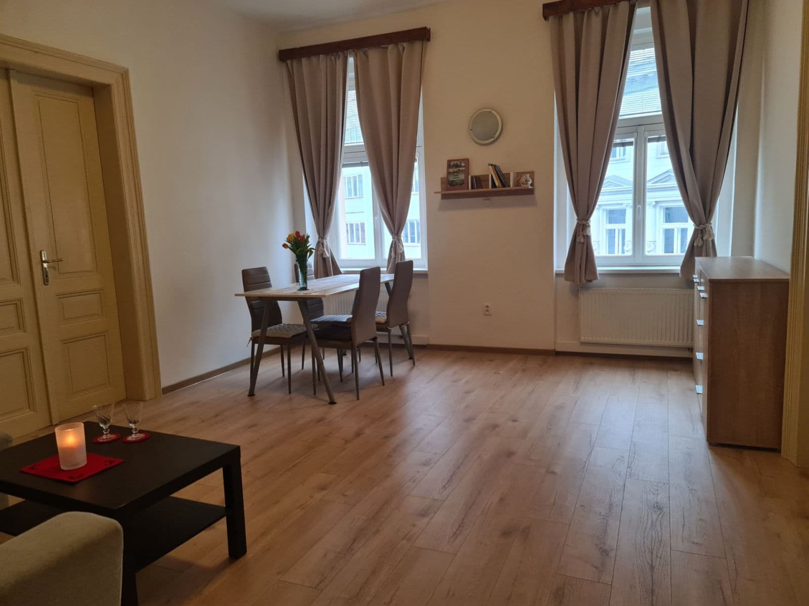 Prenájom bytu 4-izbový 85 m², Varšavská, Praha, Praha Prenájom bytu 4-izbový 85 m², Varšavská, Praha, Praha