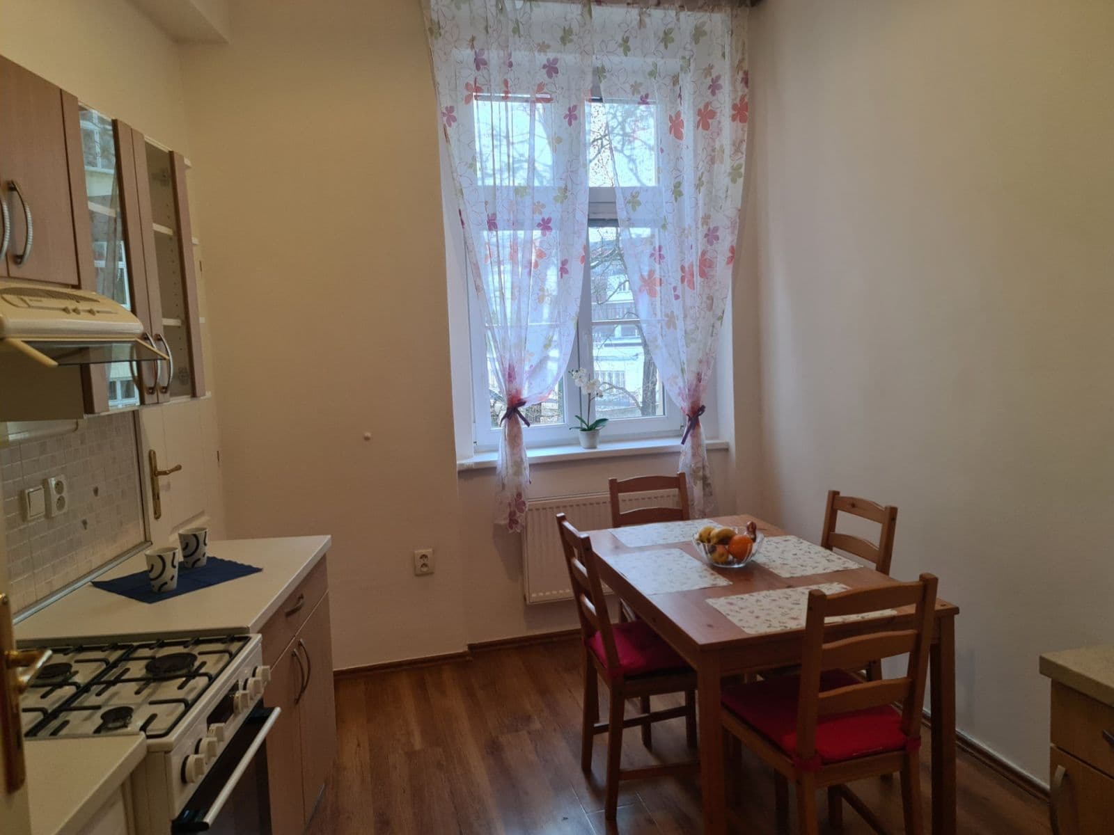 Prenájom bytu 4-izbový 85 m², Varšavská, Praha, Praha Prenájom bytu 4-izbový 85 m², Varšavská, Praha, Praha