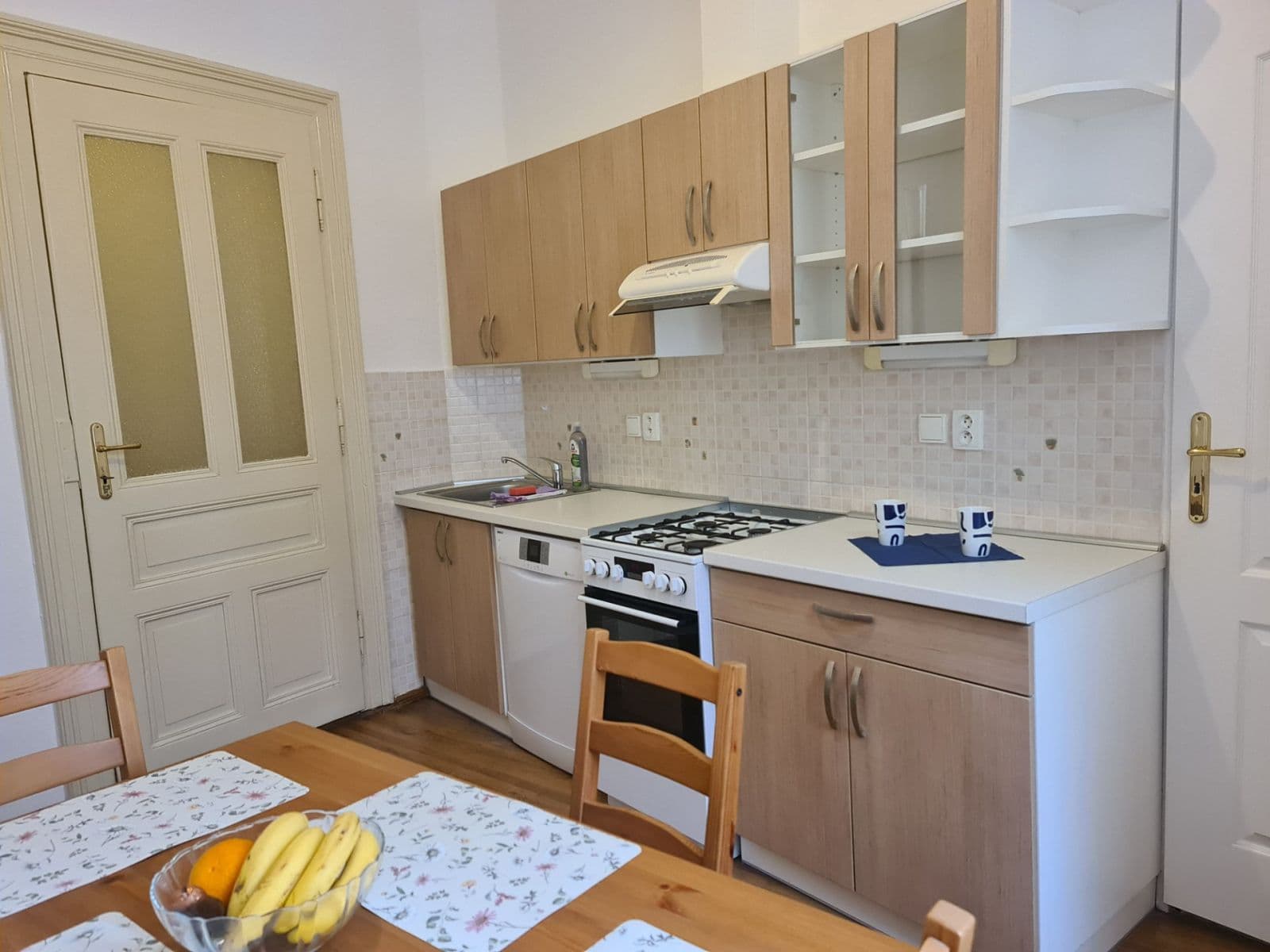 Prenájom bytu 4-izbový 85 m², Varšavská, Praha, Praha Prenájom bytu 4-izbový 85 m², Varšavská, Praha, Praha