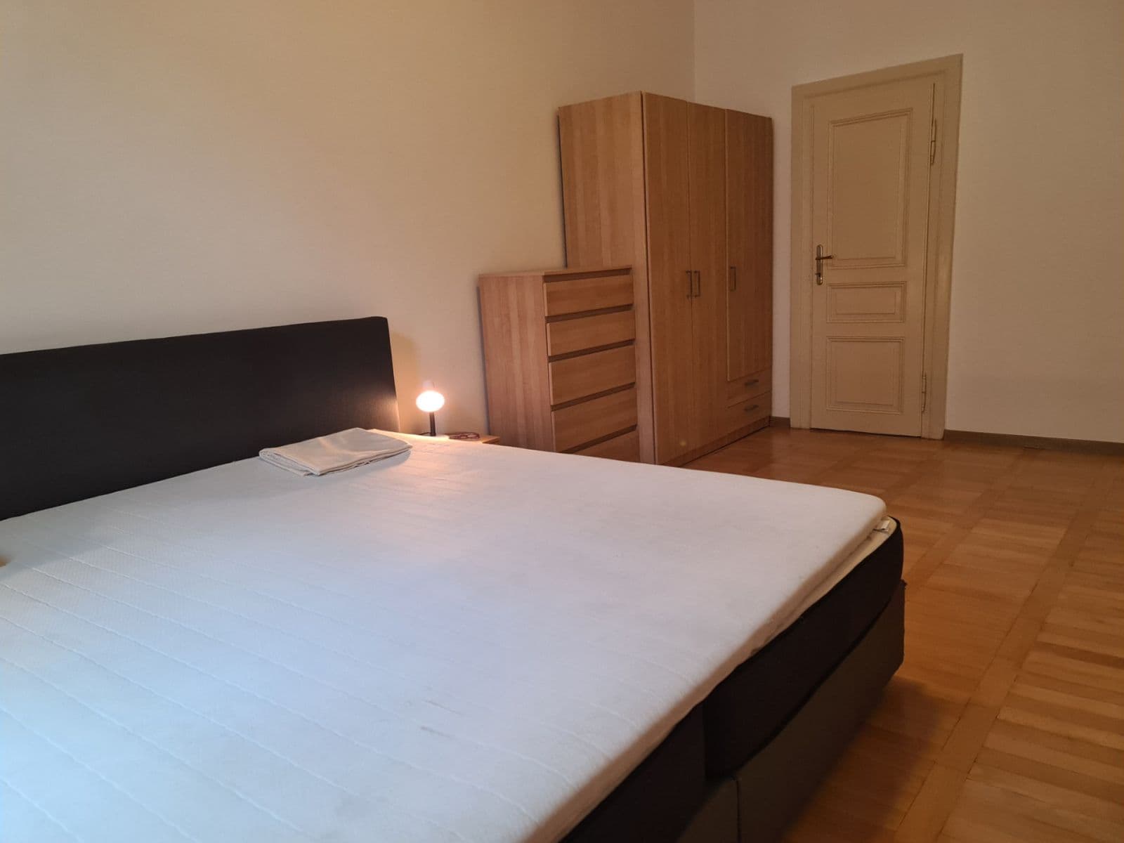 Prenájom bytu 4-izbový 85 m², Varšavská, Praha, Praha Prenájom bytu 4-izbový 85 m², Varšavská, Praha, Praha