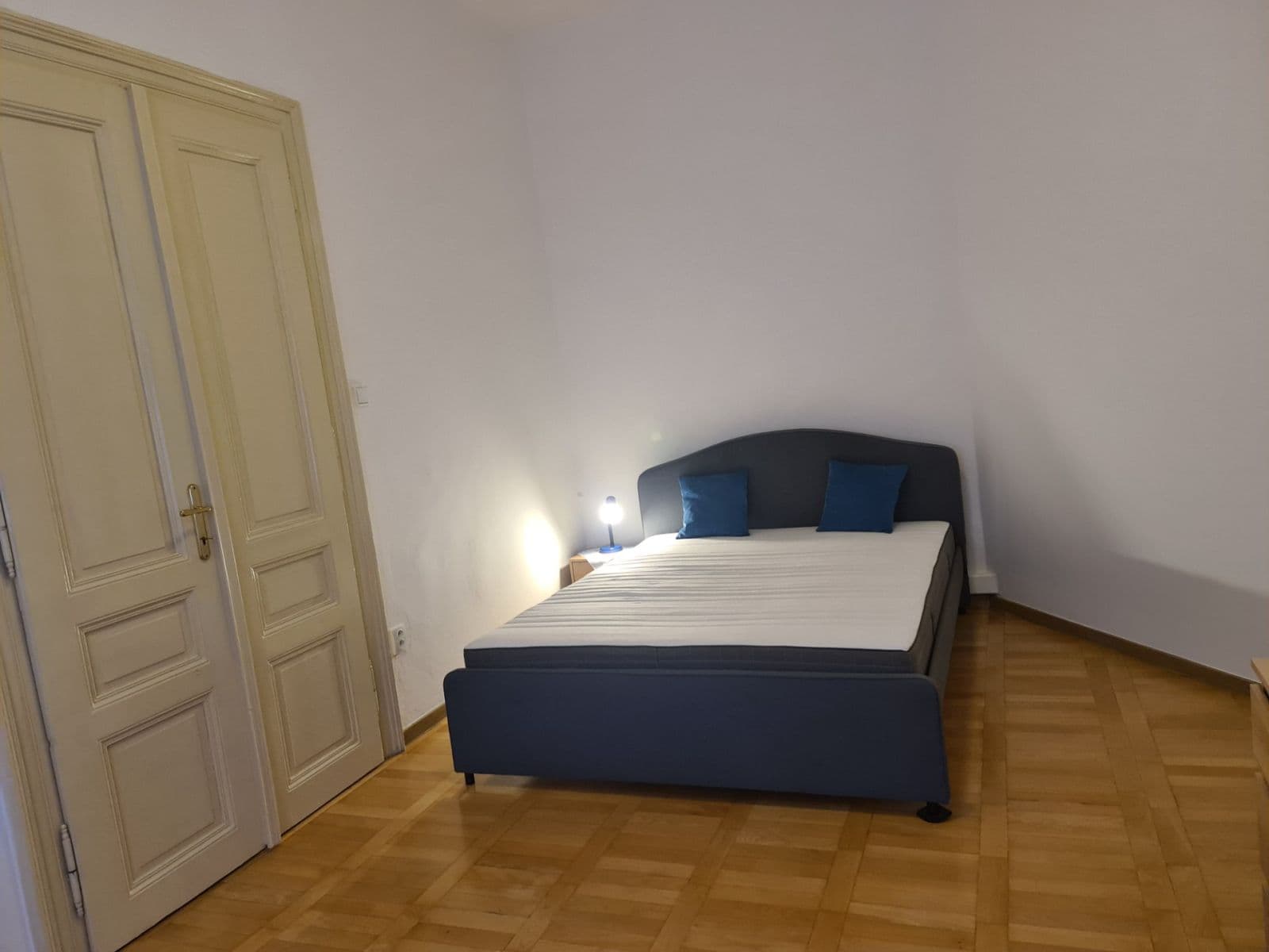 Prenájom bytu 4-izbový 85 m², Varšavská, Praha, Praha Prenájom bytu 4-izbový 85 m², Varšavská, Praha, Praha