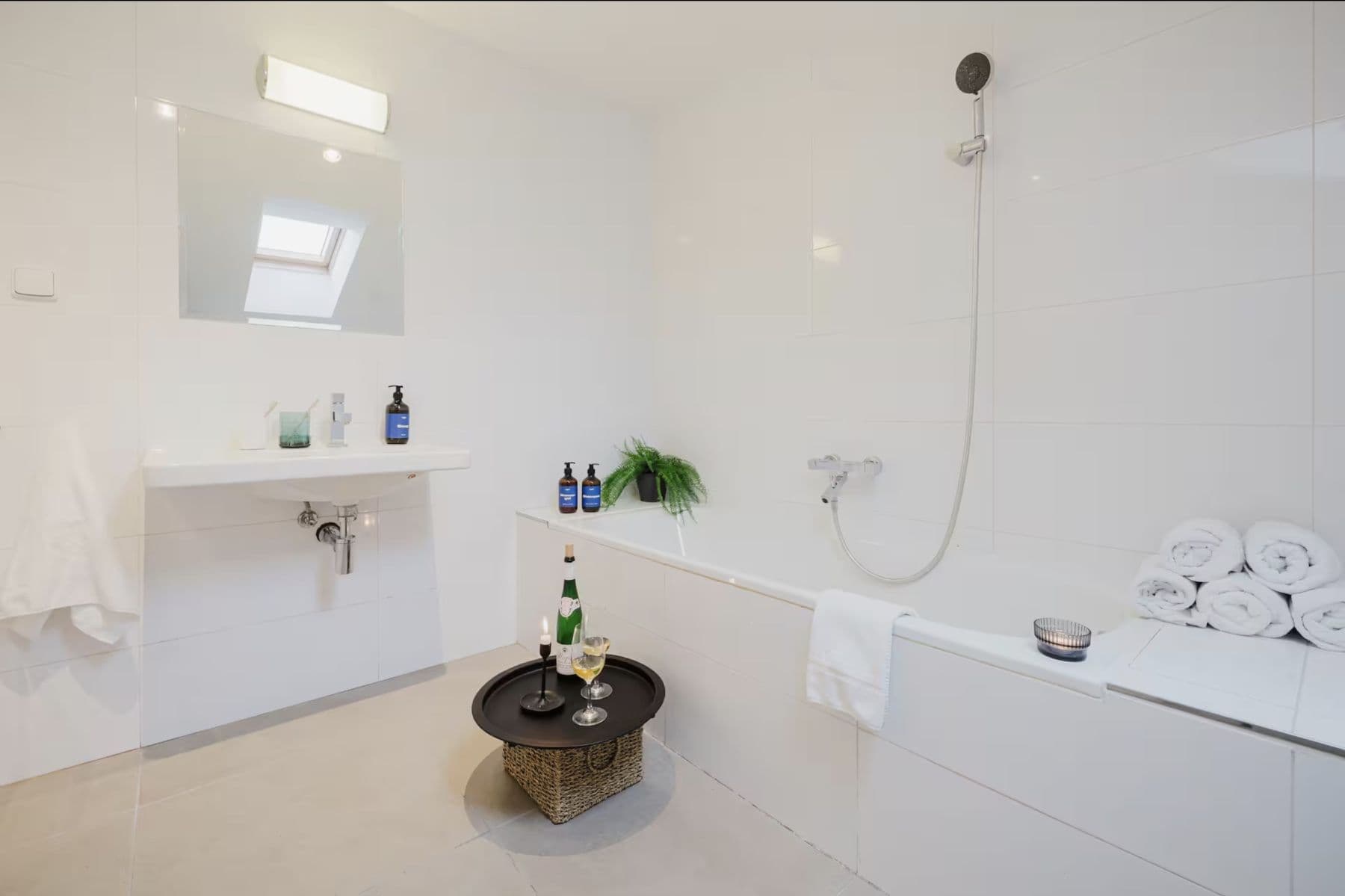 Prenájom bytu 100 m², Milíčova, Praha, Praha Prenájom bytu 100 m², Milíčova, Praha, Praha