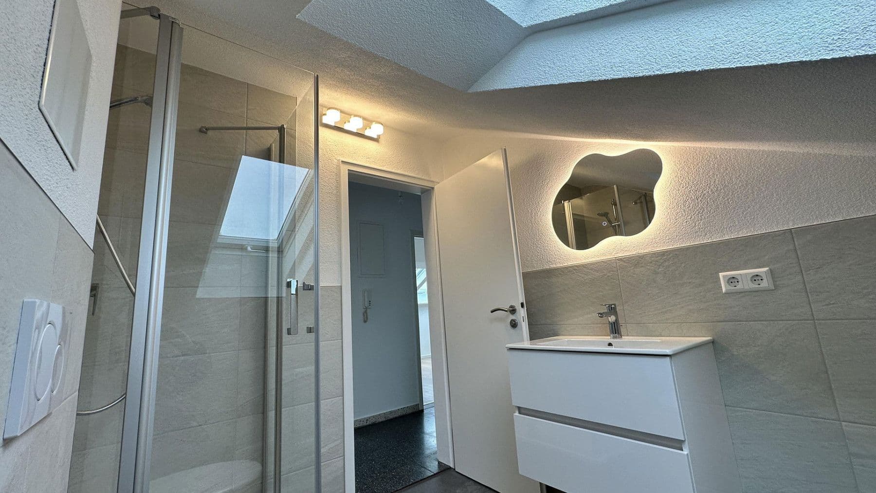 Prenájom bytu 2-izbový 57 m², Sindelfingen, Bádensko-Wurttembersko Prenájom bytu 2-izbový 57 m², Sindelfingen, Bádensko-Wurttembersko