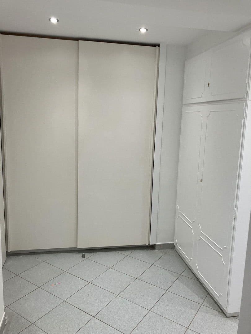 Prenájom bytu 3-izbový 100 m², Frankfurt, Hesensko Prenájom bytu 3-izbový 100 m², Frankfurt, Hesensko