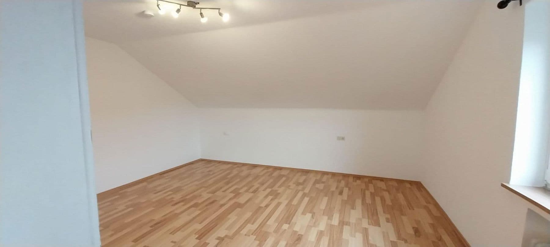 Prenájom bytu 4-izbový 110 m², Zimmern ob Rottweil, Bádensko-Wurttembersko Prenájom bytu 4-izbový 110 m², Zimmern ob Rottweil, Bádensko-Wurttembersko